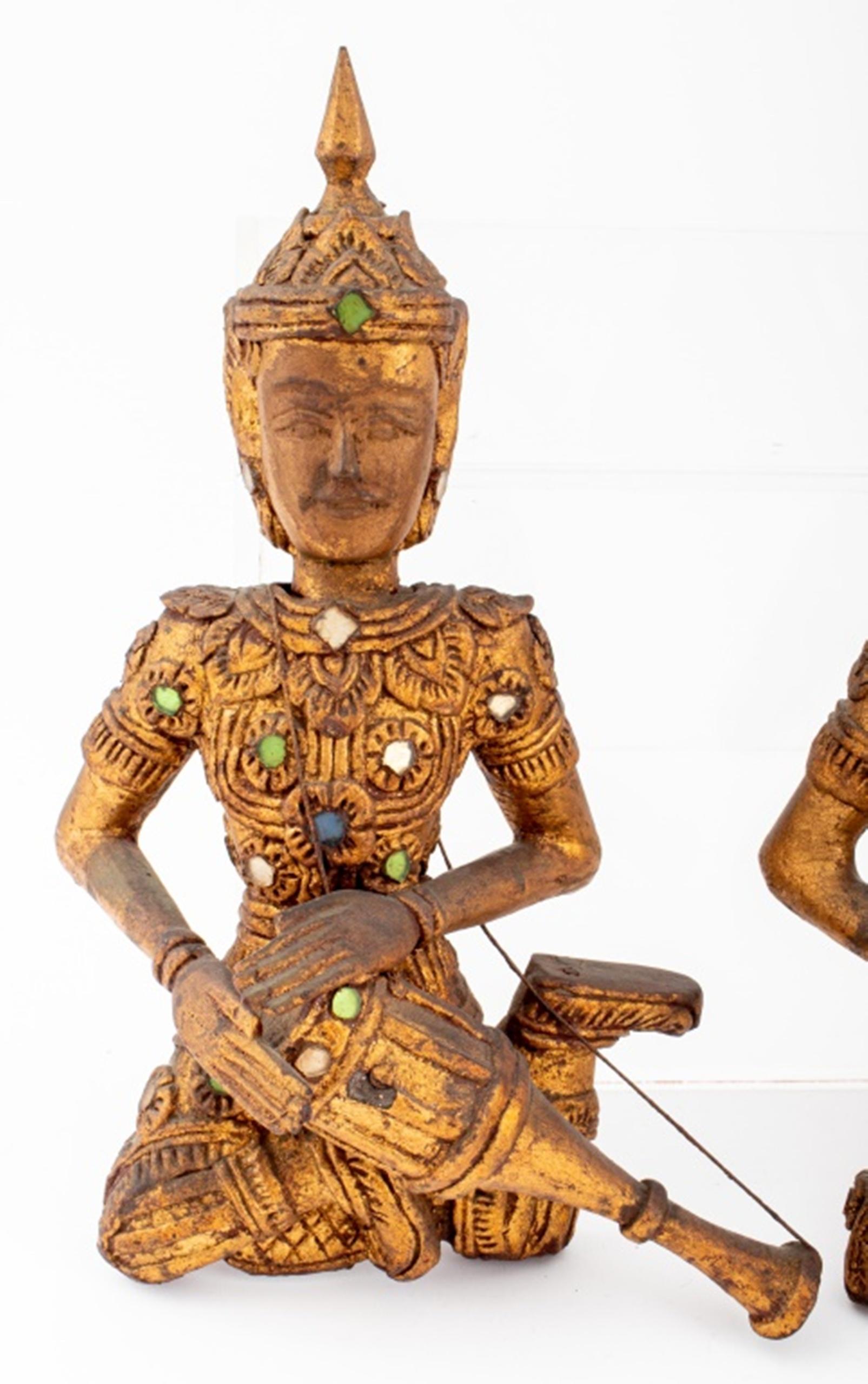 Satz von vier thailändischen Musiker-Skulpturen aus vergoldetem Holz (20. Jahrhundert) im Angebot