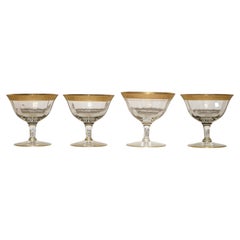 Ensemble de quatre verres à champagne de style Saint Louis en or avec garnitures en or en forme de chardon