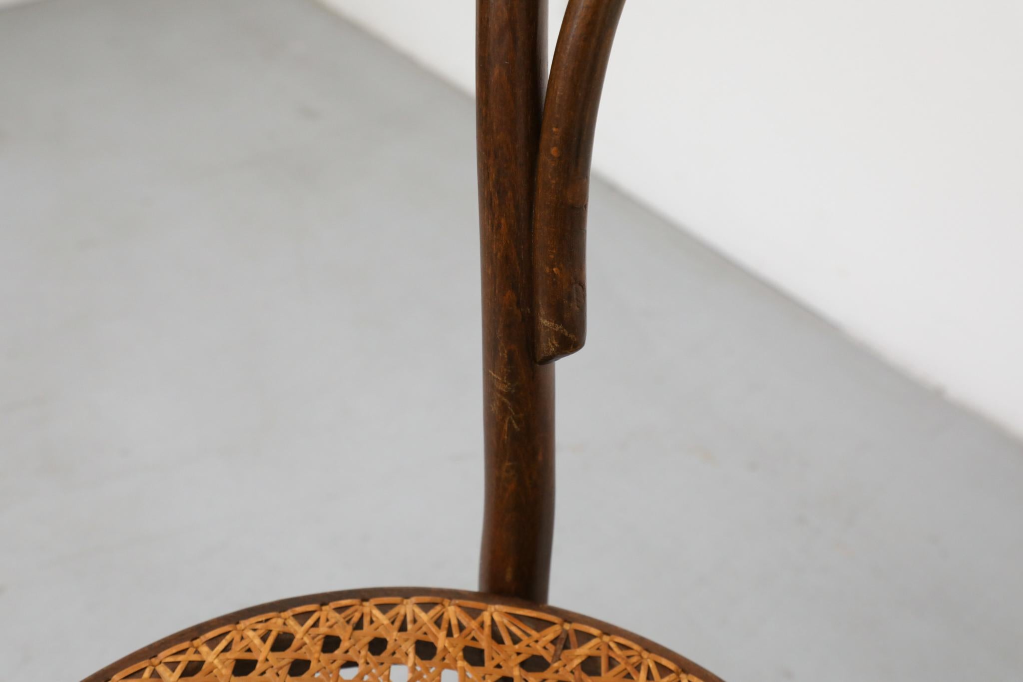 Ensemble de quatre chaises de bistro en bois courbé Thonet par Radomsko, sièges en rotin en vente 9