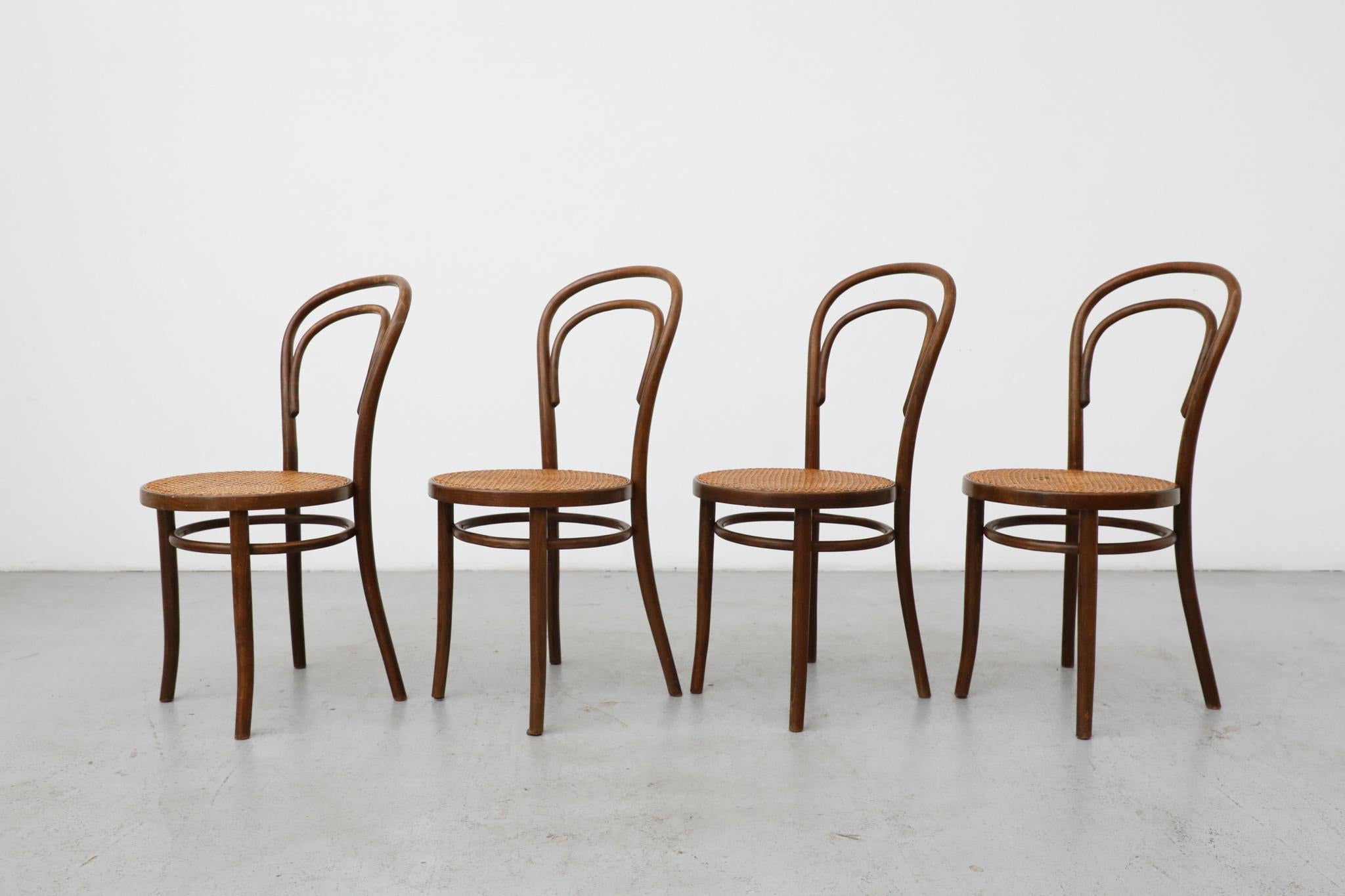 Mid-Century Modern Ensemble de quatre chaises de bistro en bois courbé Thonet par Radomsko, sièges en rotin en vente