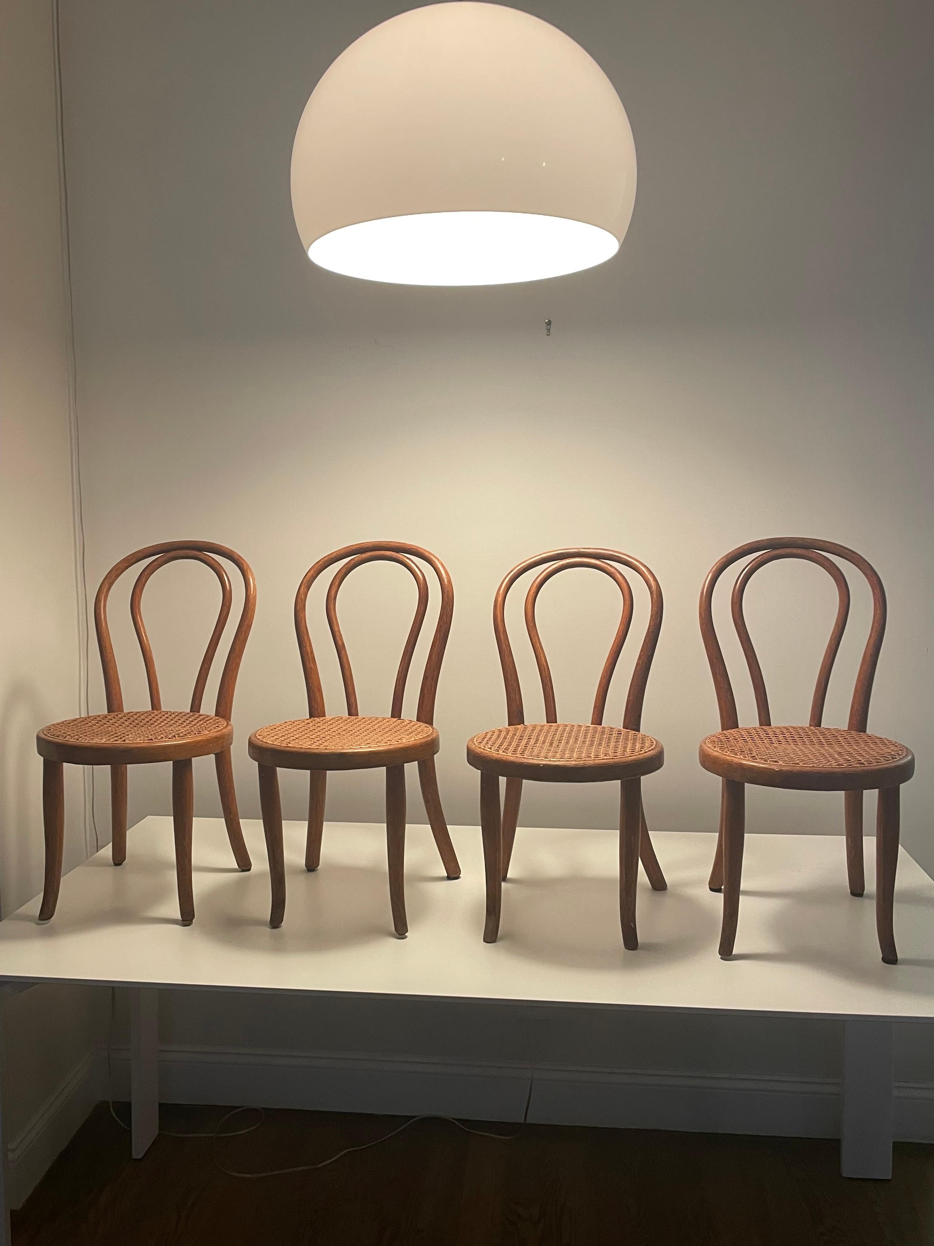 Dieser Satz von vier Kinderstühlen aus Bugholz und Rohr mit der Aufschrift Thonet stammt aus dem frühen Jahrhundert und wurde in Österreich hergestellt. Sehr charmantes Design und großartig für Ihre Vintage-Heimdekoration oder das Spielzimmer Ihres