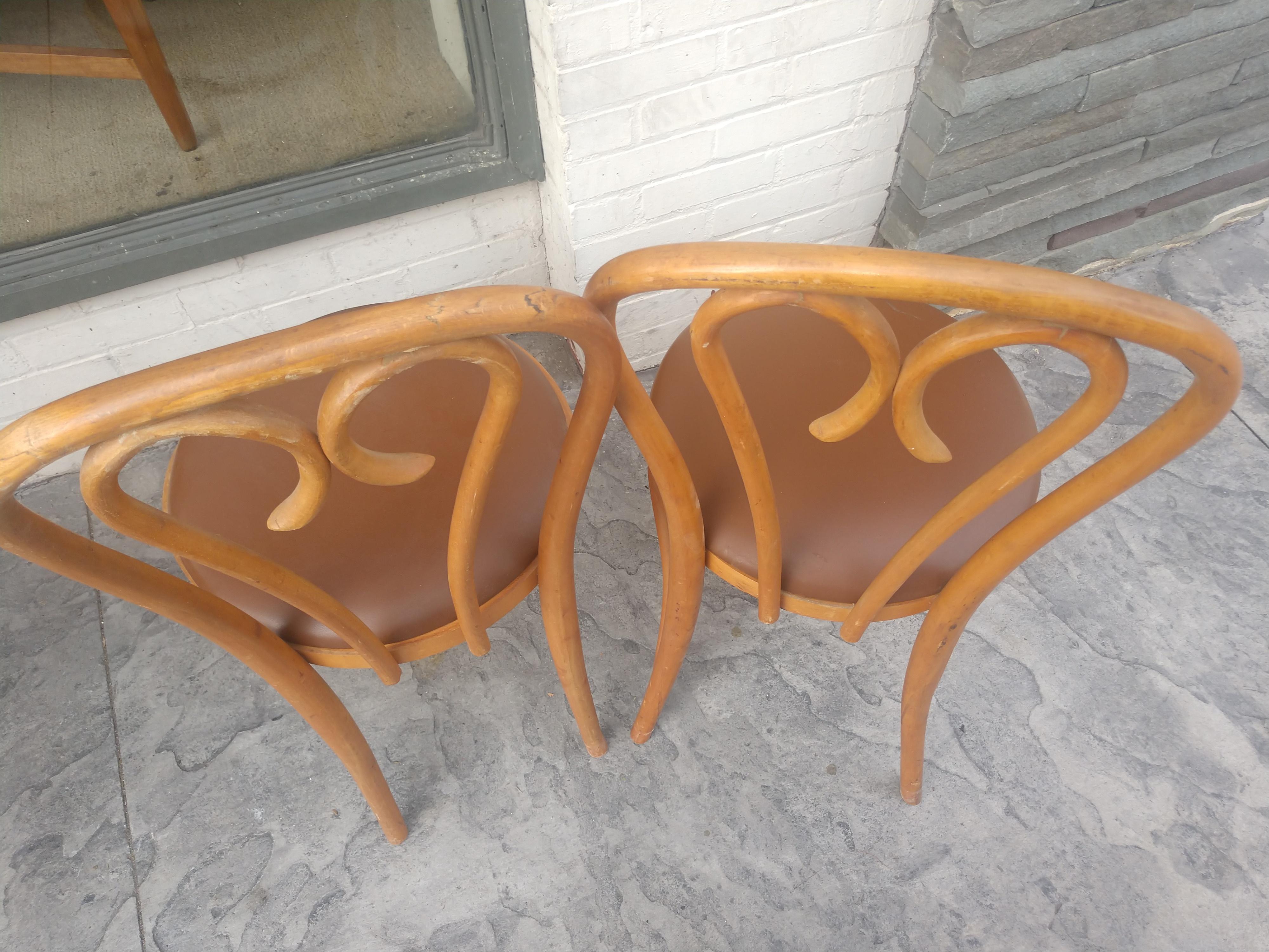 Moderne Ensemble de quatre chaises de salle à manger en bois cintré Thonet, Roumanie en vente