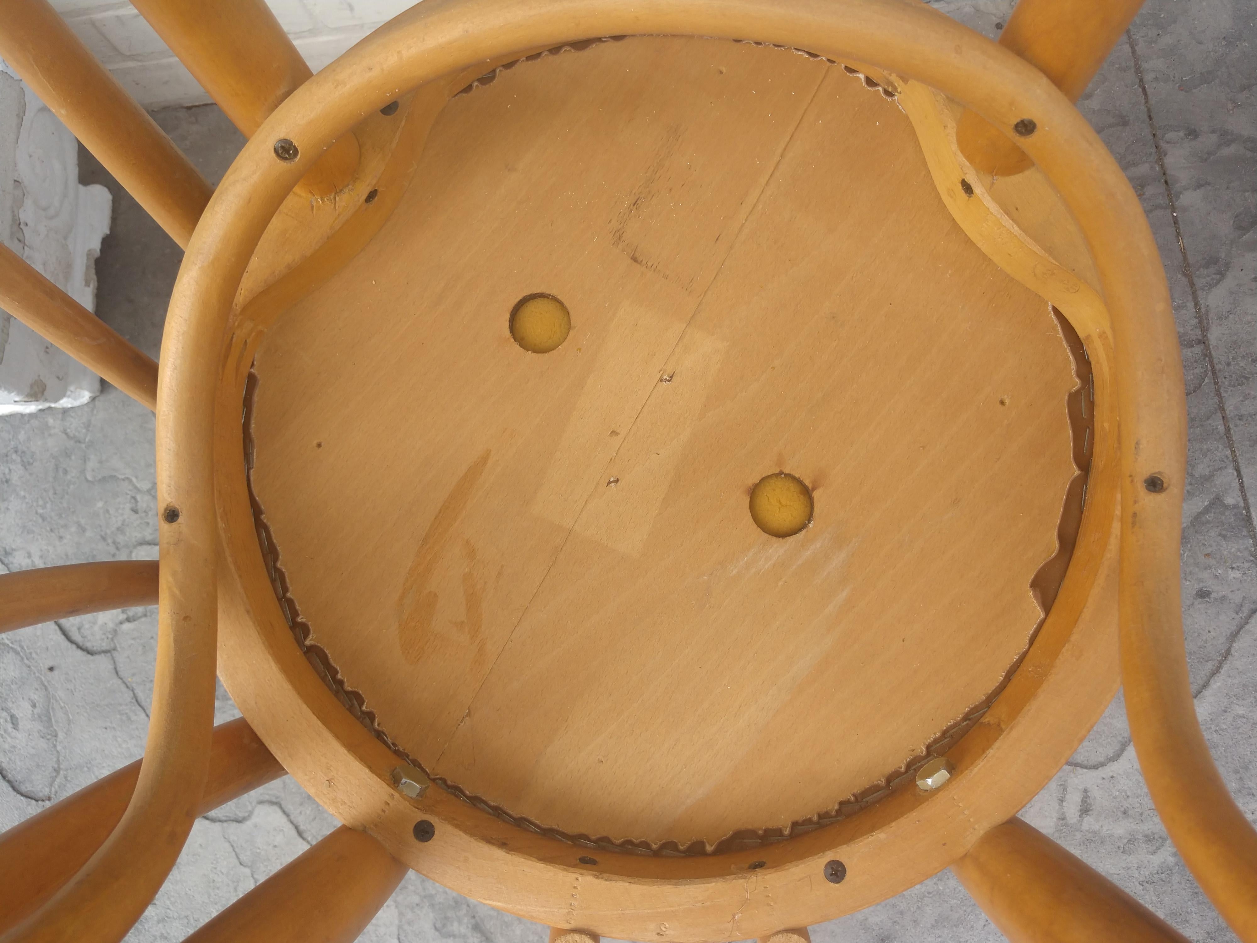 Roumain Ensemble de quatre chaises de salle à manger en bois cintré Thonet, Roumanie en vente