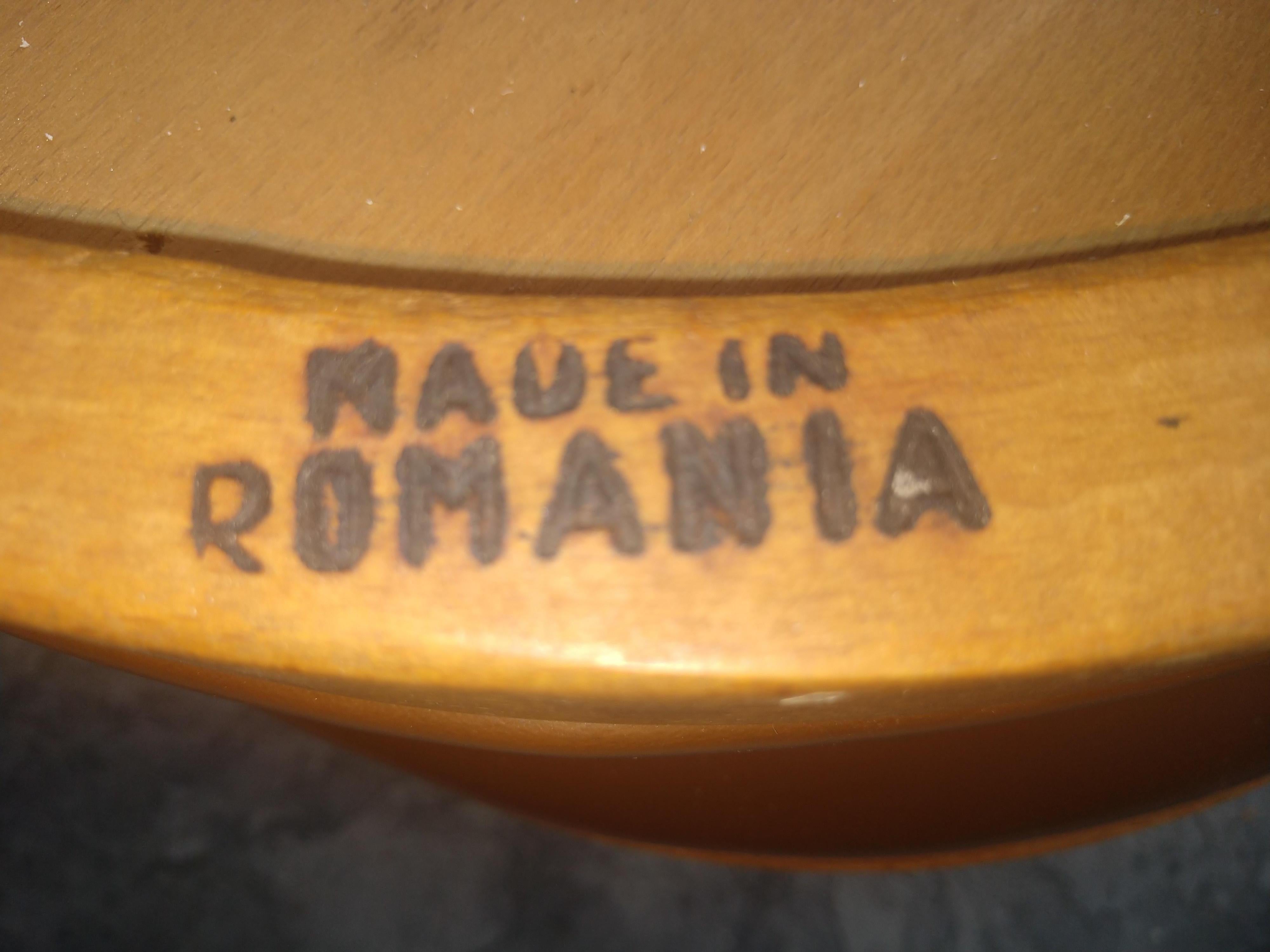 Satz von vier Thonet Bugholz Cafe Esszimmerstühle Rumänien im Zustand „Gut“ im Angebot in Port Jervis, NY