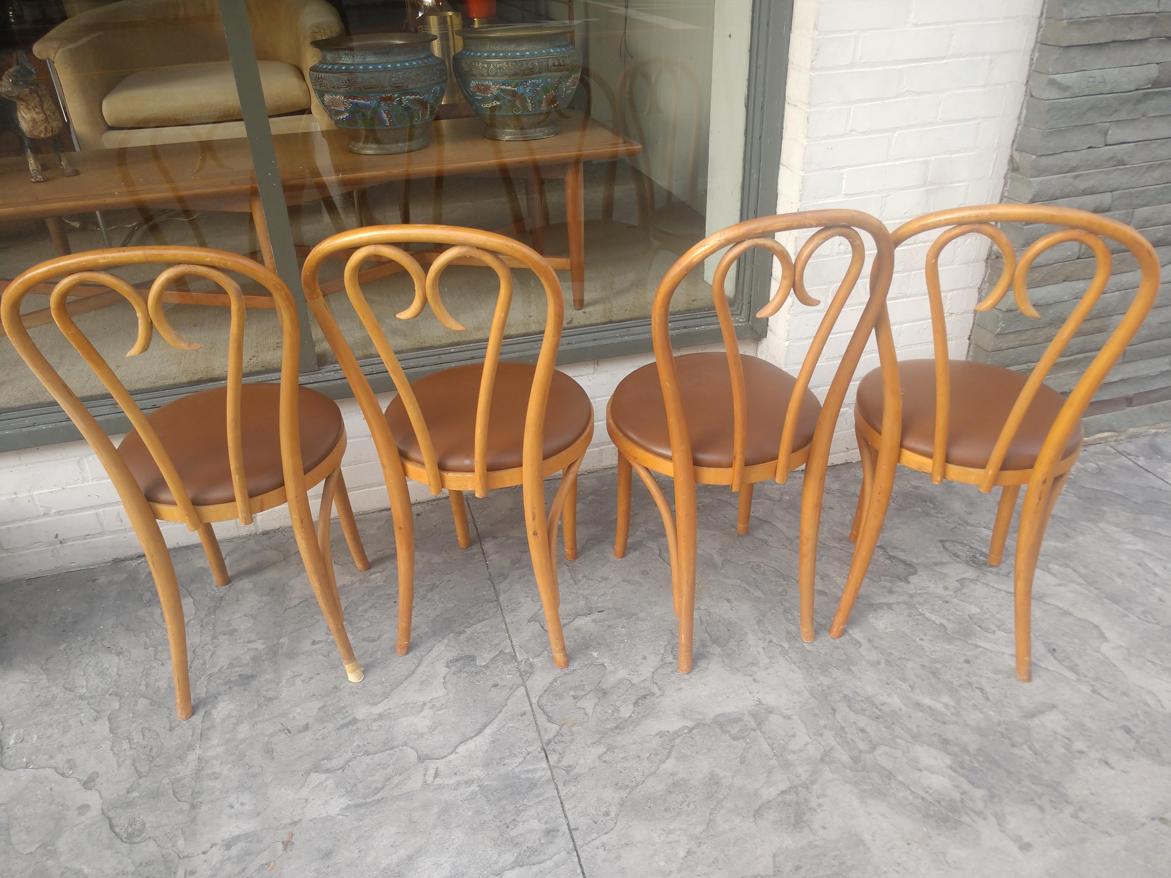 Milieu du XXe siècle Ensemble de quatre chaises de salle à manger en bois cintré Thonet, Roumanie en vente