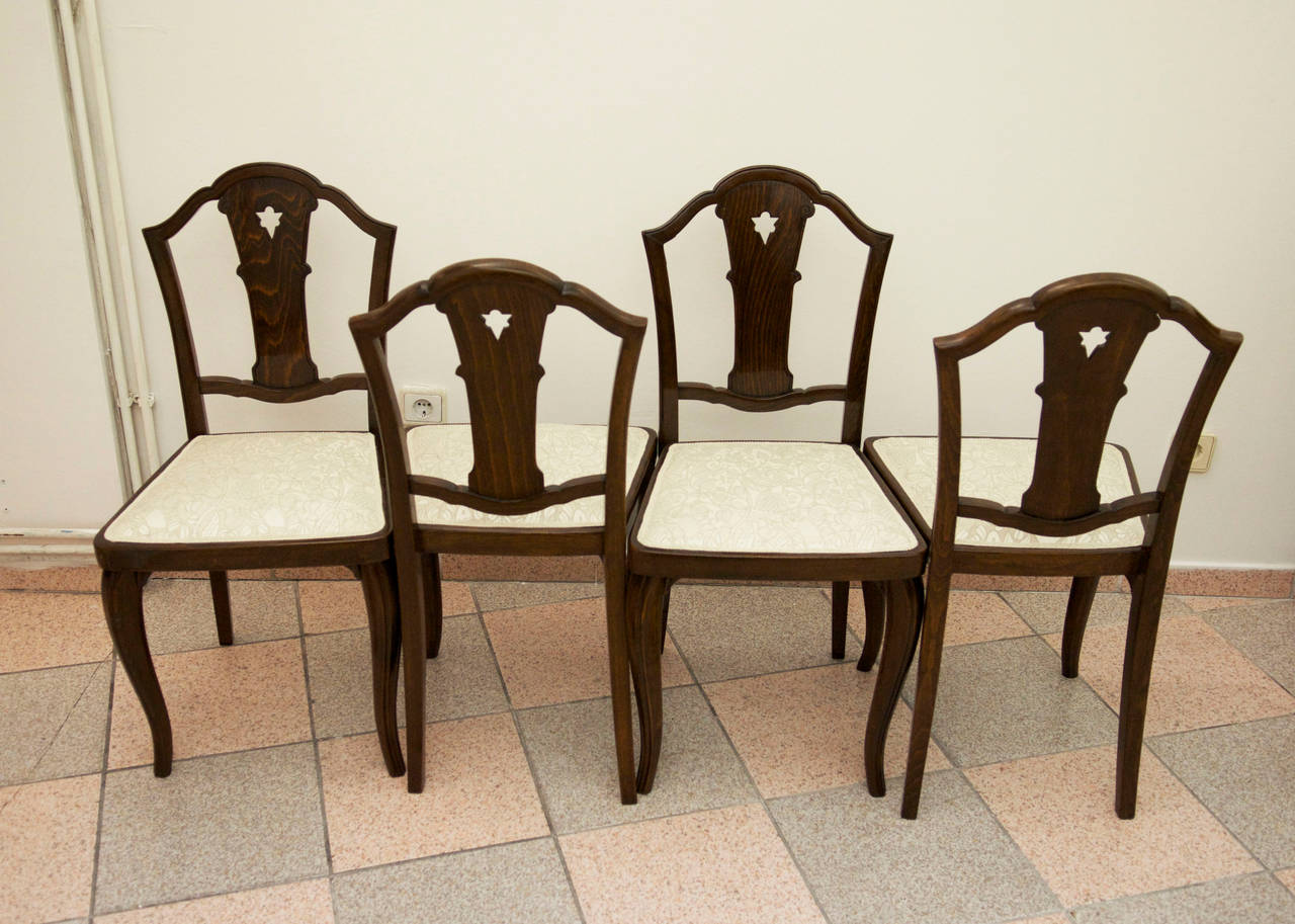 Satz von vier seltenen Thonet-Stühlen, die Otto Prutscher zugeschrieben werden.
Vollständig restauriert, gepolstert mit Backhausen-Stoff 