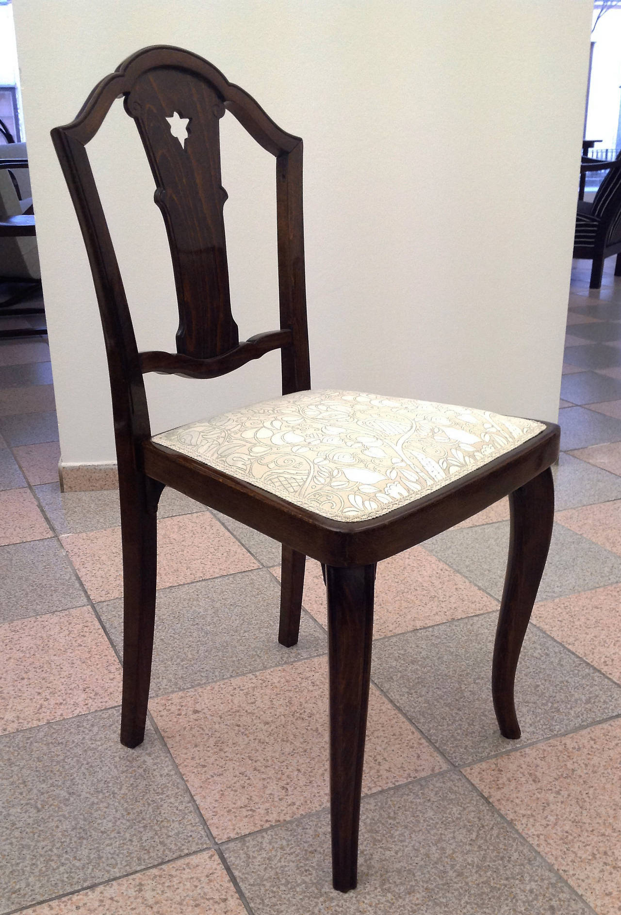 Ensemble de quatre chaises Thonet attribuées à Otto Prutscher en vente 1