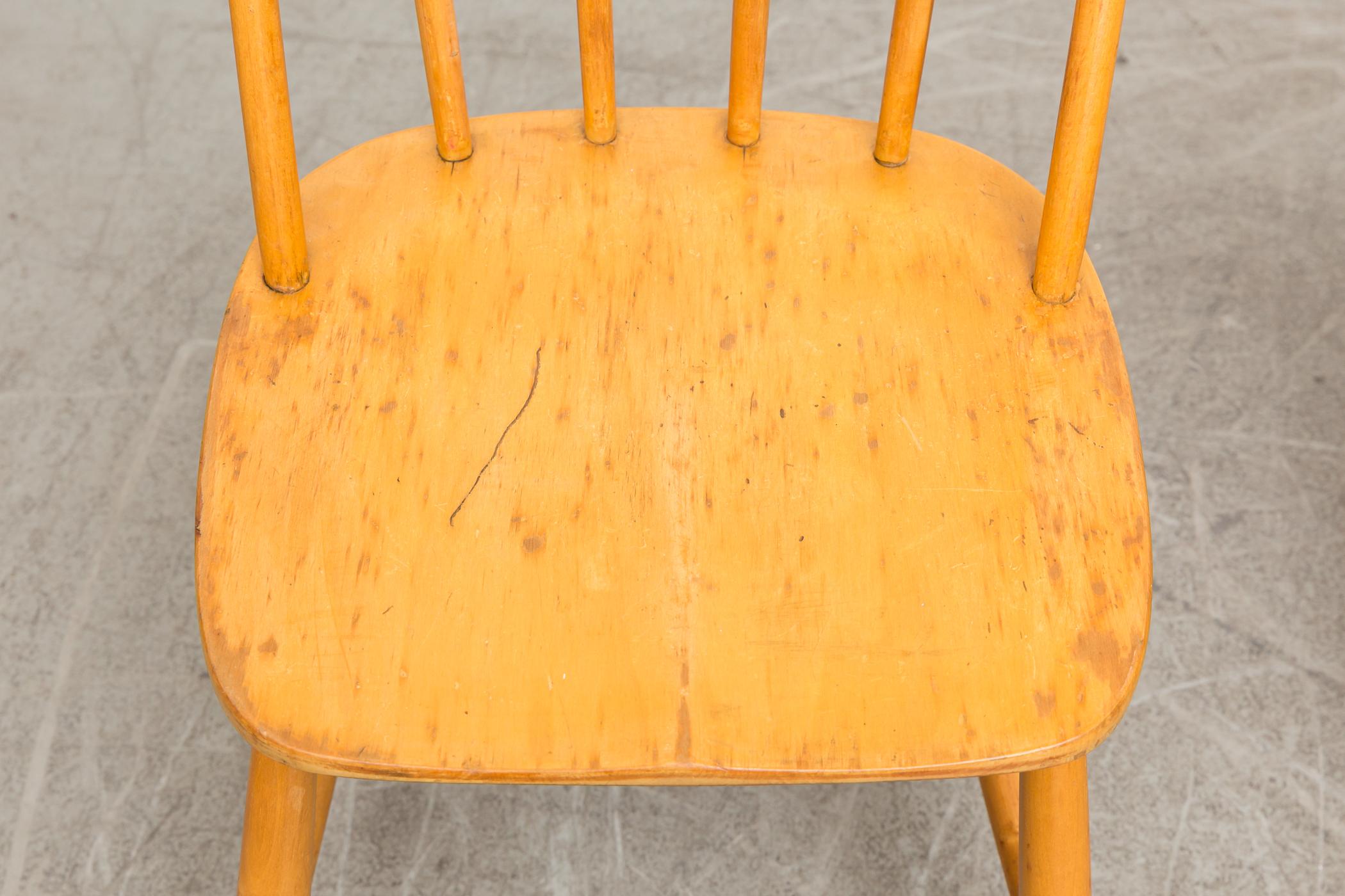 Mid-Century Modern Ensemble de 4 chaises à dossier fuseau en bois blond naturel d'inspiration Tapiovaara du milieu du siècle dernier en vente