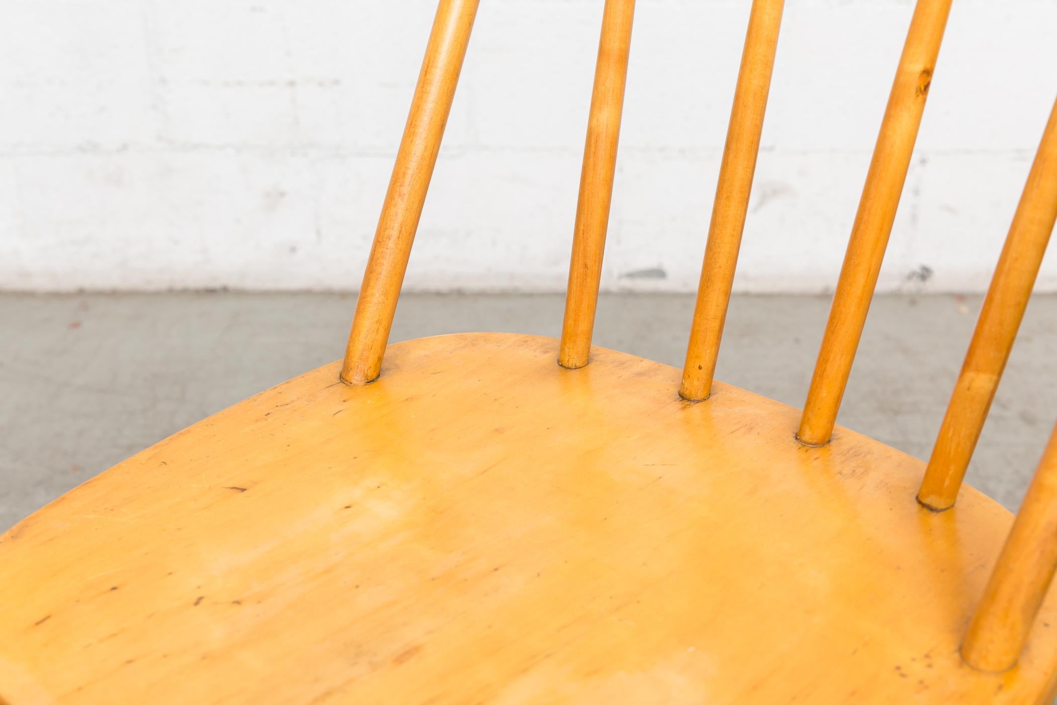 Ensemble de 4 chaises à dossier fuseau en bois blond naturel d'inspiration Tapiovaara du milieu du siècle dernier Bon état - En vente à Los Angeles, CA