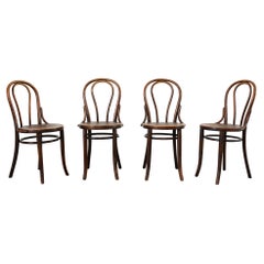 Ensemble de quatre chaises de café bistro en bois cintré étiqueté Thonet