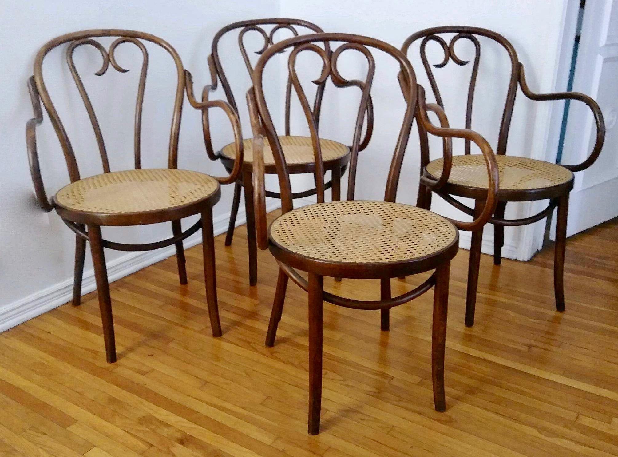 Thonet:: ZPM Radomsko Stuhl - ein hübsches Set von vier Stühlen perfekt für das Esszimmer:: Spieltisch oder Seite. Bugholz mit Rohrsitzen:: alle in hervorragendem Zustand. Das Holz ist durch die Abnutzung schön gealtert und patiniert.