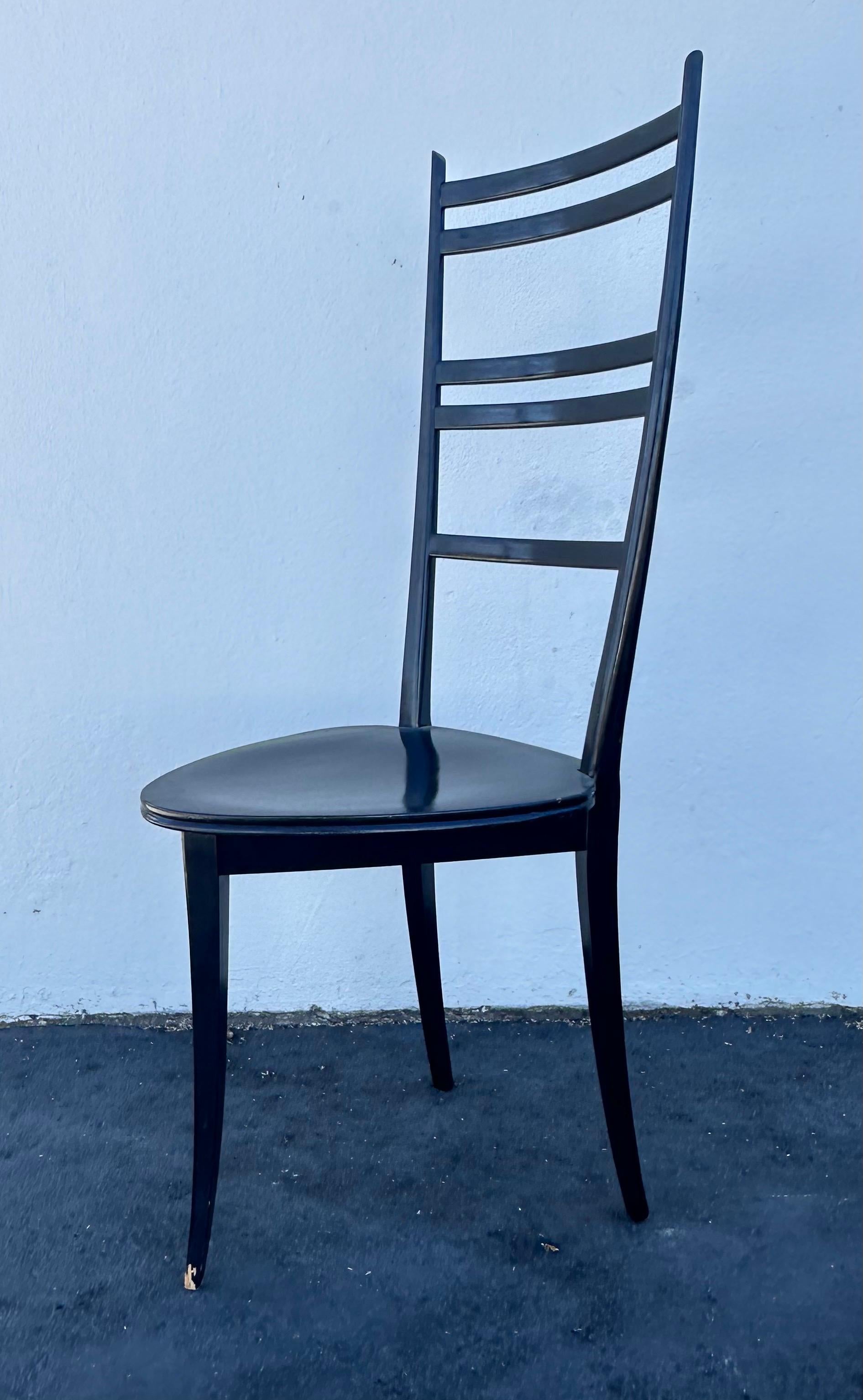 Ensemble de quatre chaises à trois pieds dans le style de Gio Ponti en vente 3