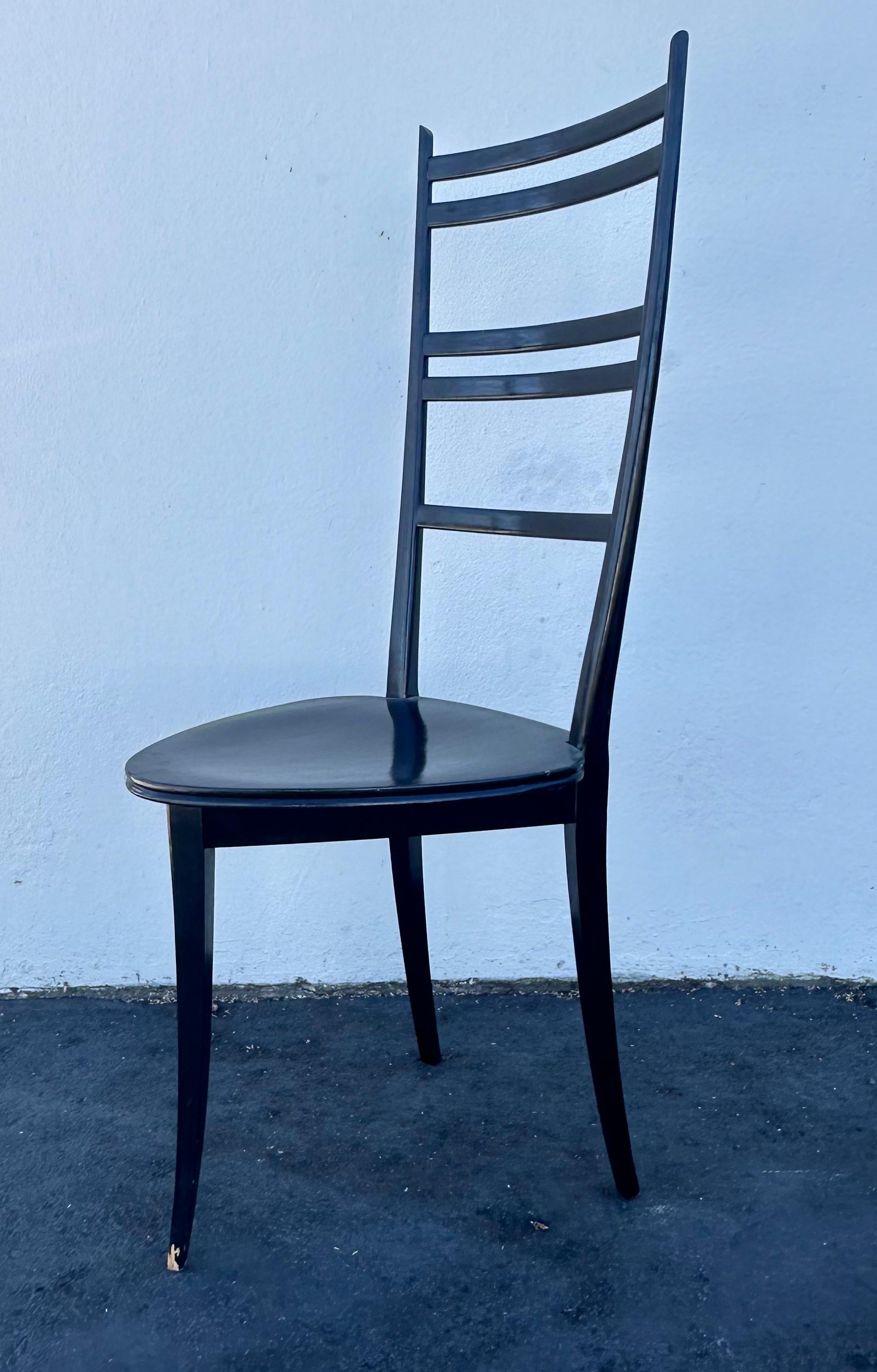 Ensemble de quatre chaises à trois pieds dans le style de Gio Ponti en vente 4