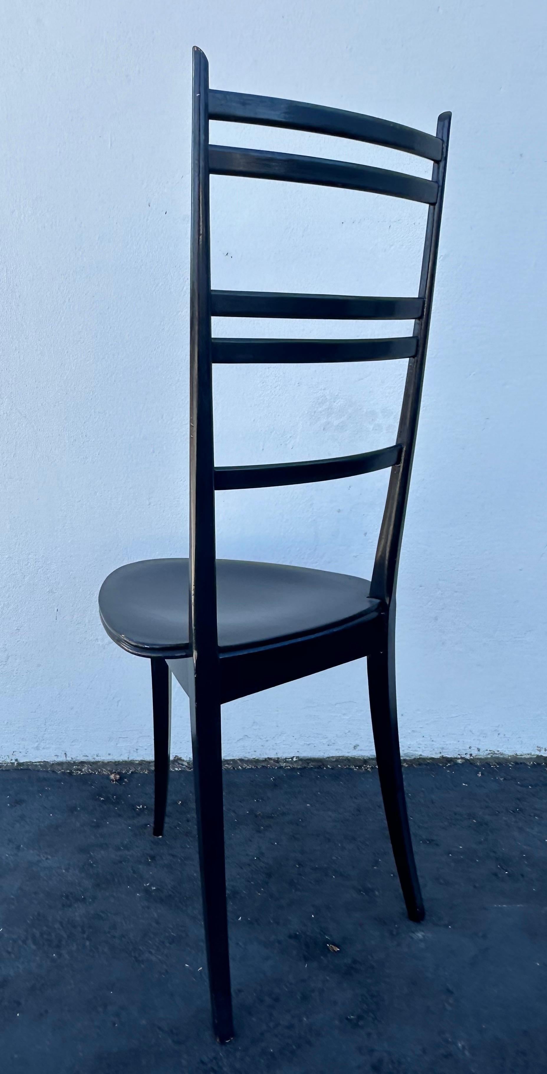 Ensemble de quatre chaises à trois pieds dans le style de Gio Ponti en vente 5