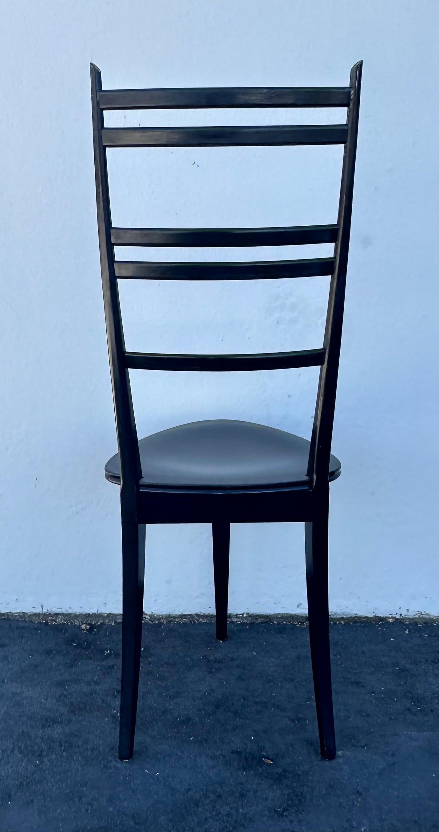 Ensemble de quatre chaises à trois pieds dans le style de Gio Ponti en vente 6