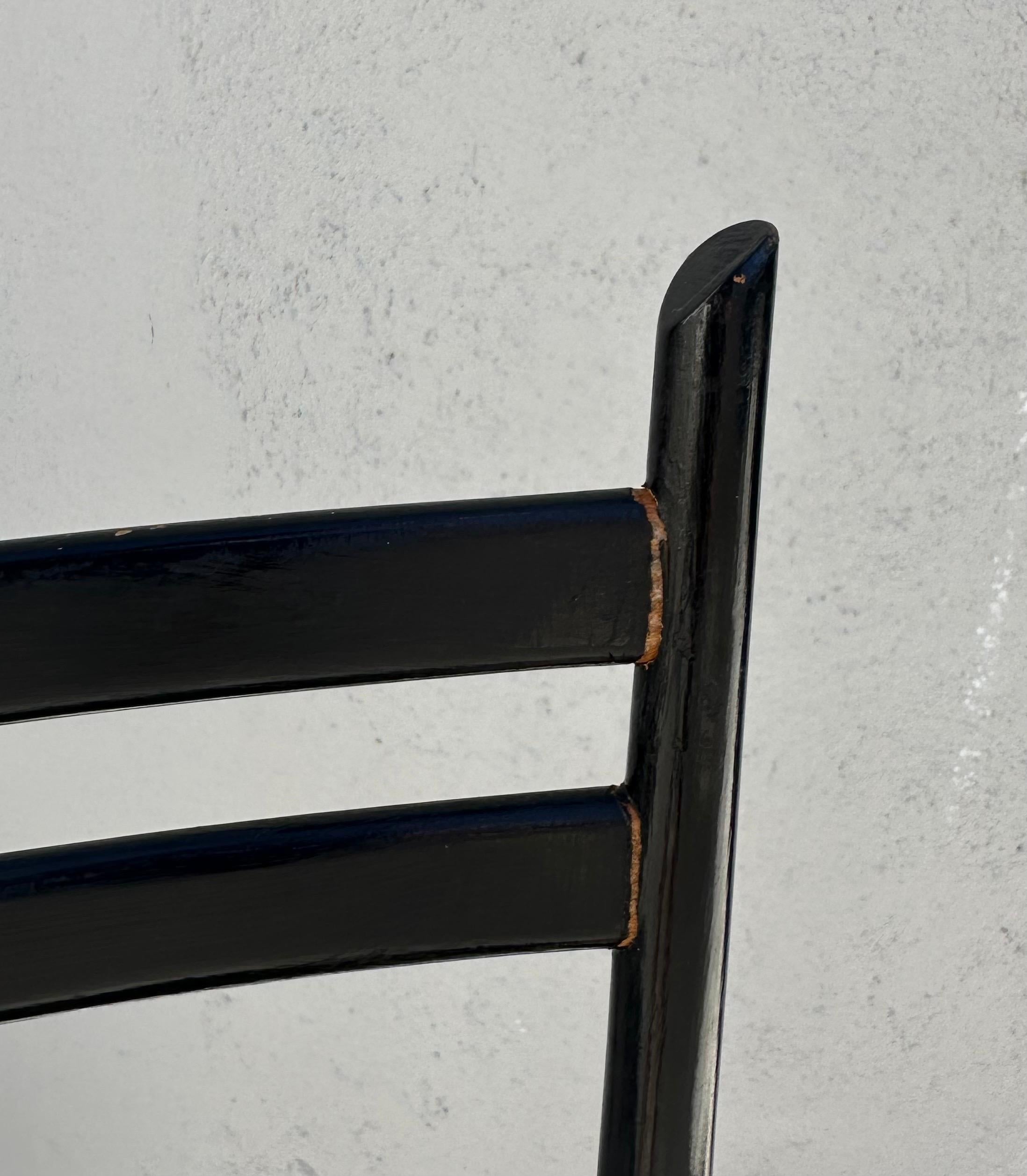 Ensemble de quatre chaises à trois pieds dans le style de Gio Ponti en vente 8