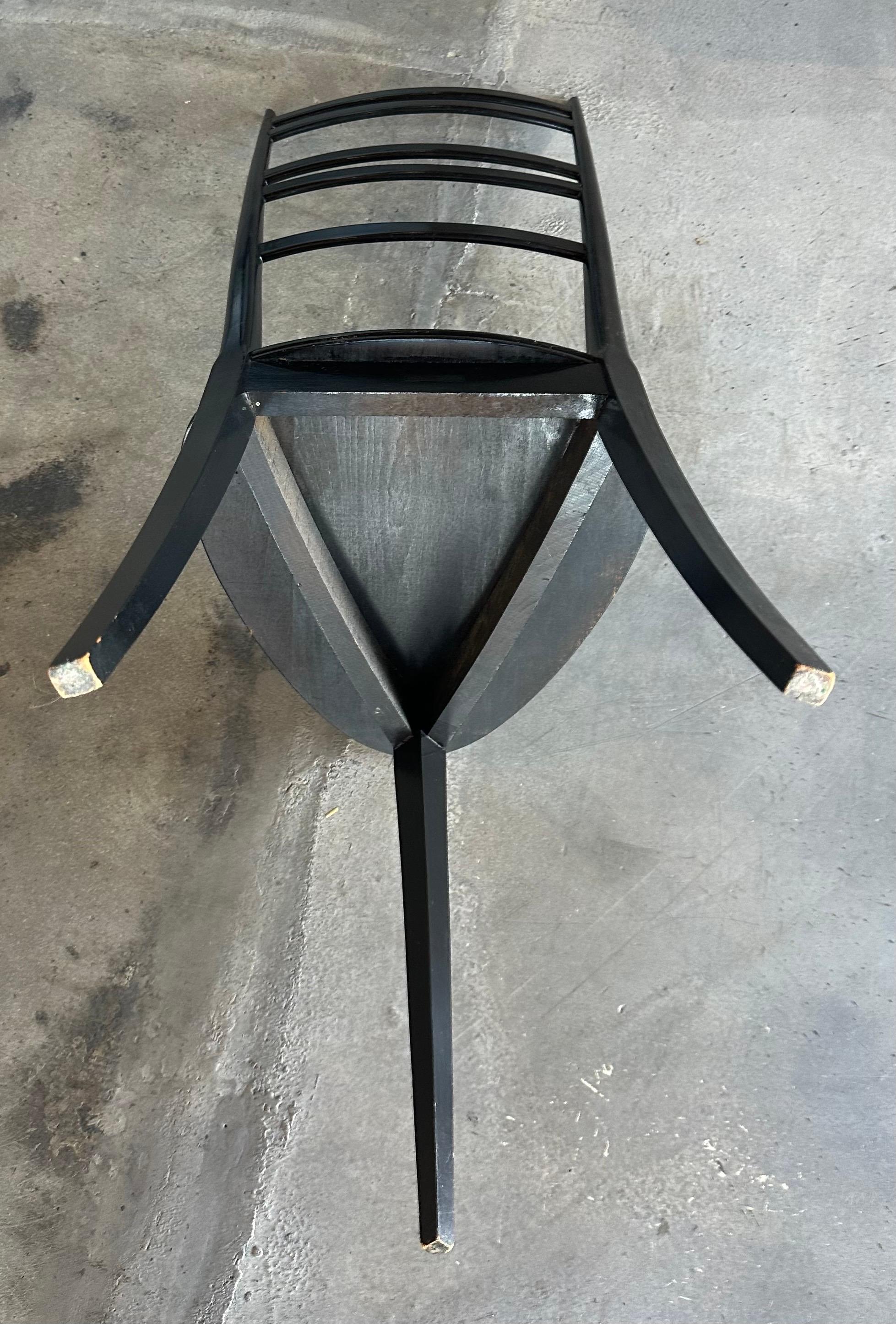 Ensemble de quatre chaises à trois pieds dans le style de Gio Ponti en vente 9