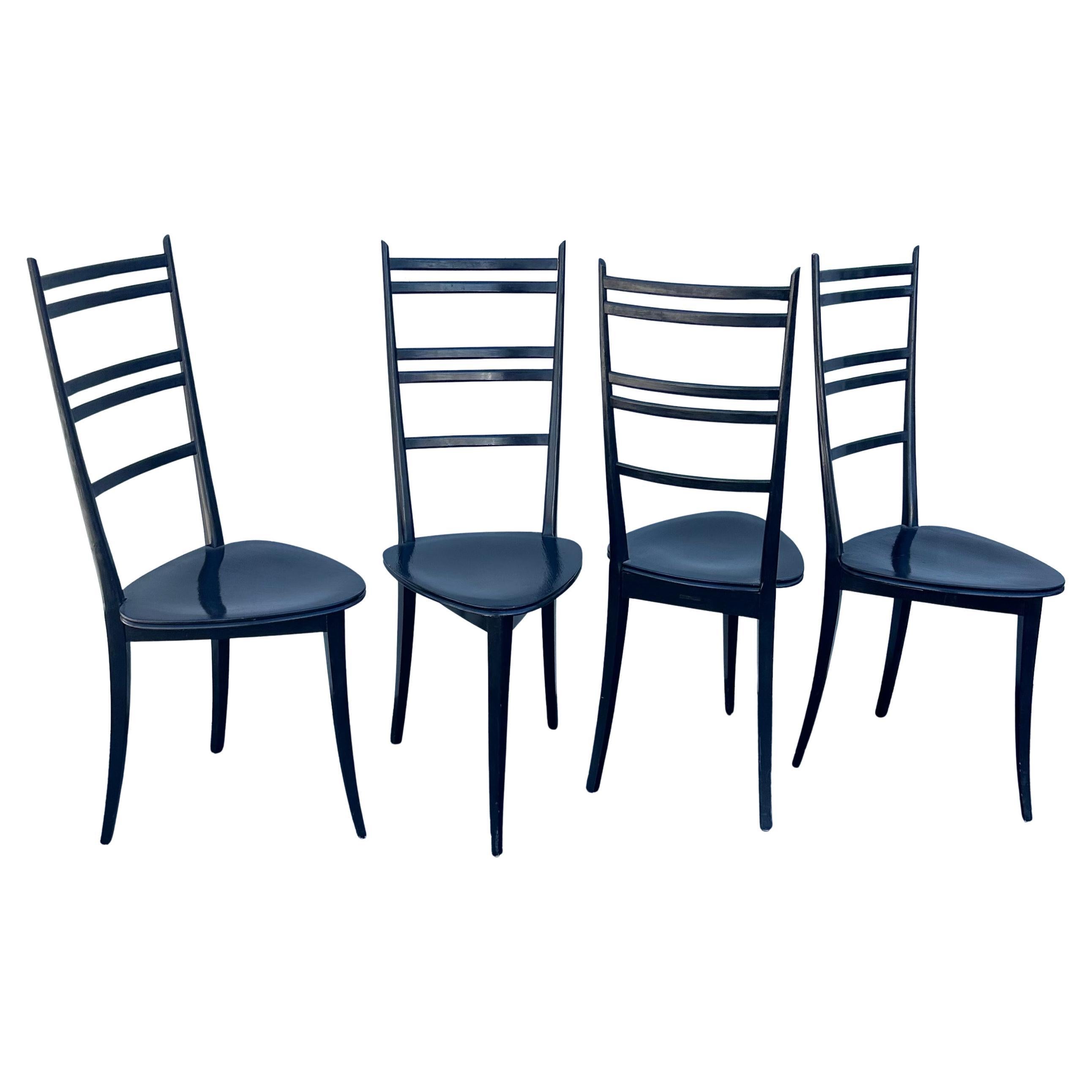 Ensemble de quatre chaises à trois pieds à dossier en échelle dans le style de Gio Ponti, vers les années 1960.  Les chaises sont dans leur état d'origine bien usé et portent la mention 