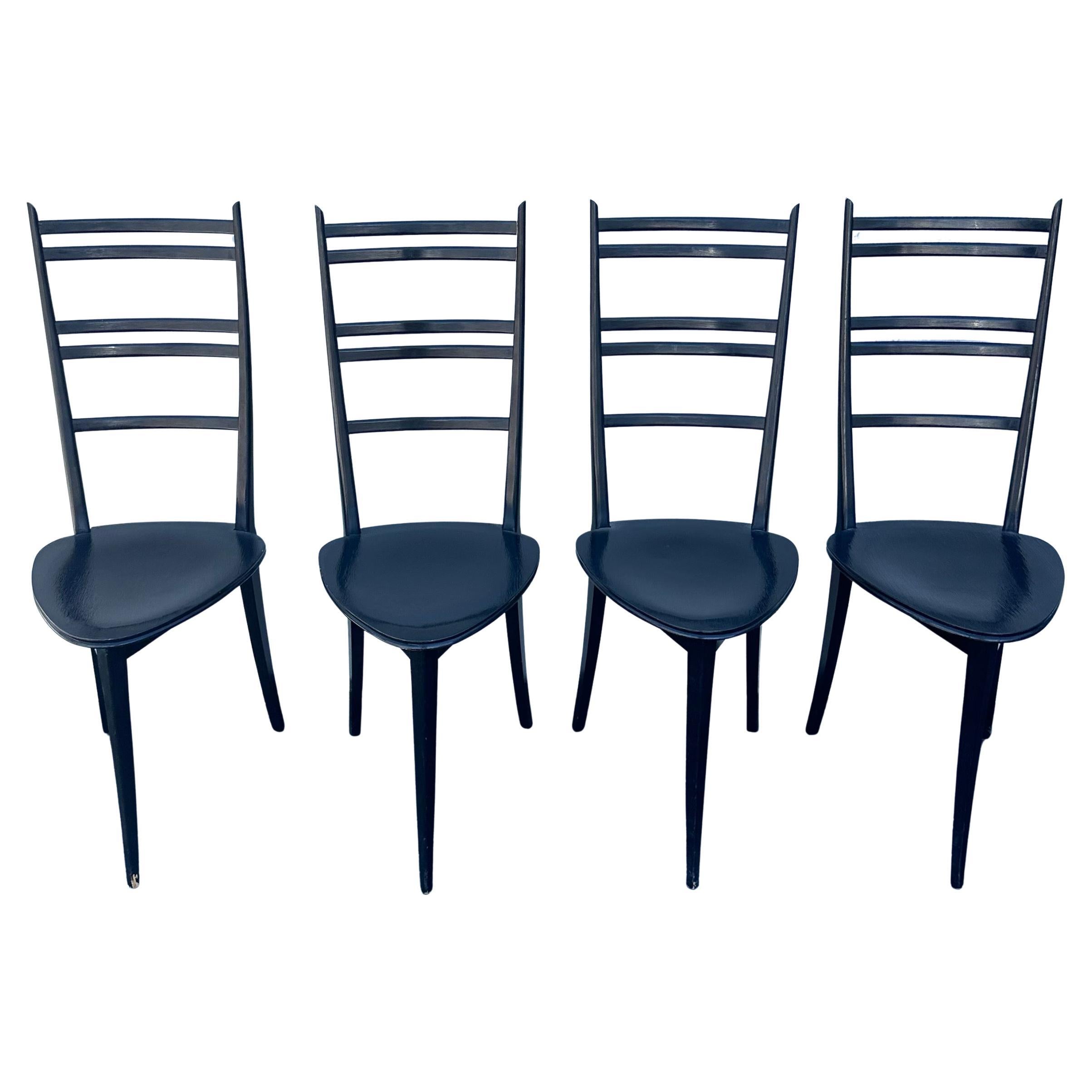 italien Ensemble de quatre chaises à trois pieds dans le style de Gio Ponti en vente