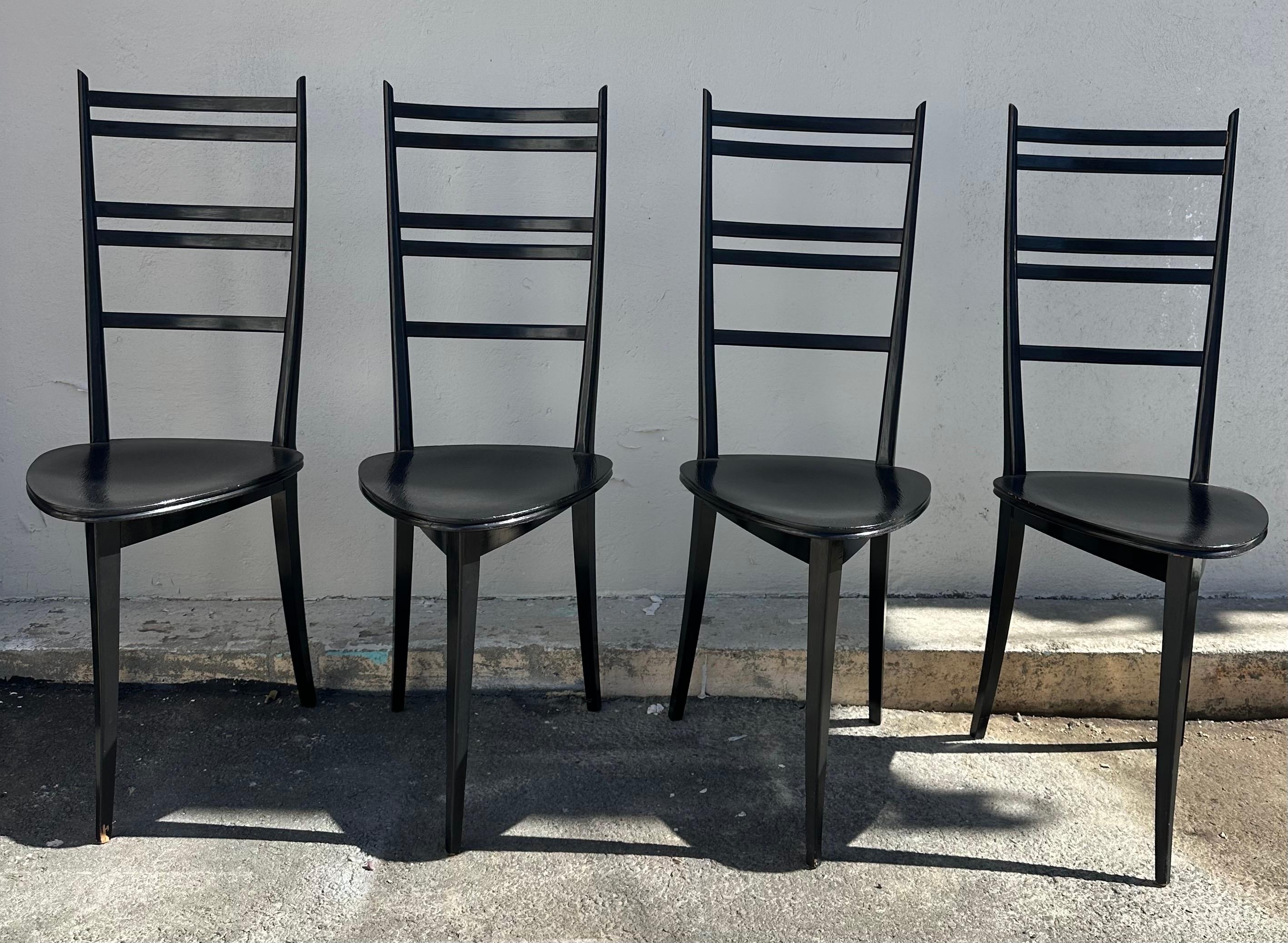 20ième siècle Ensemble de quatre chaises à trois pieds dans le style de Gio Ponti en vente