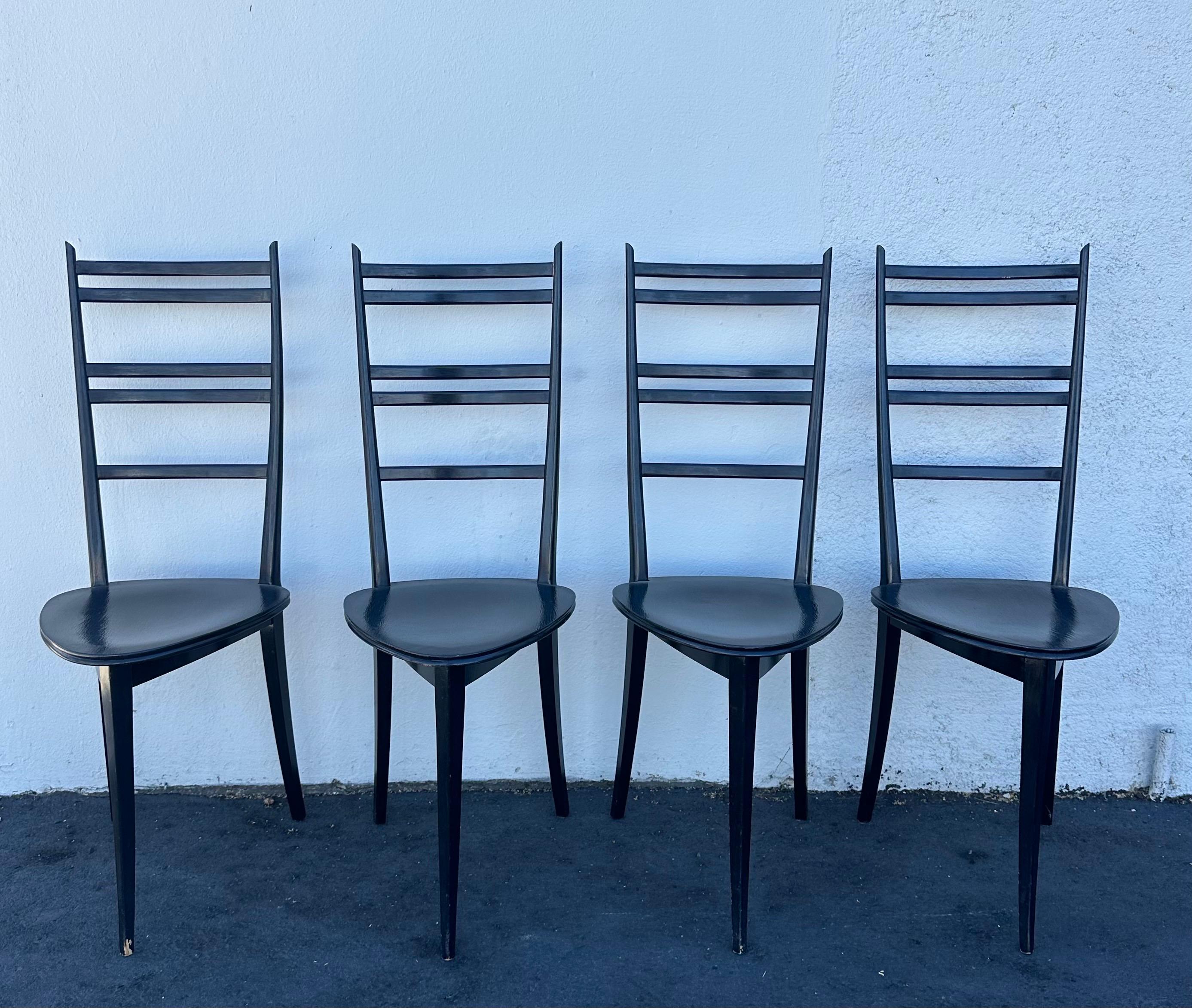 Bois Ensemble de quatre chaises à trois pieds dans le style de Gio Ponti en vente