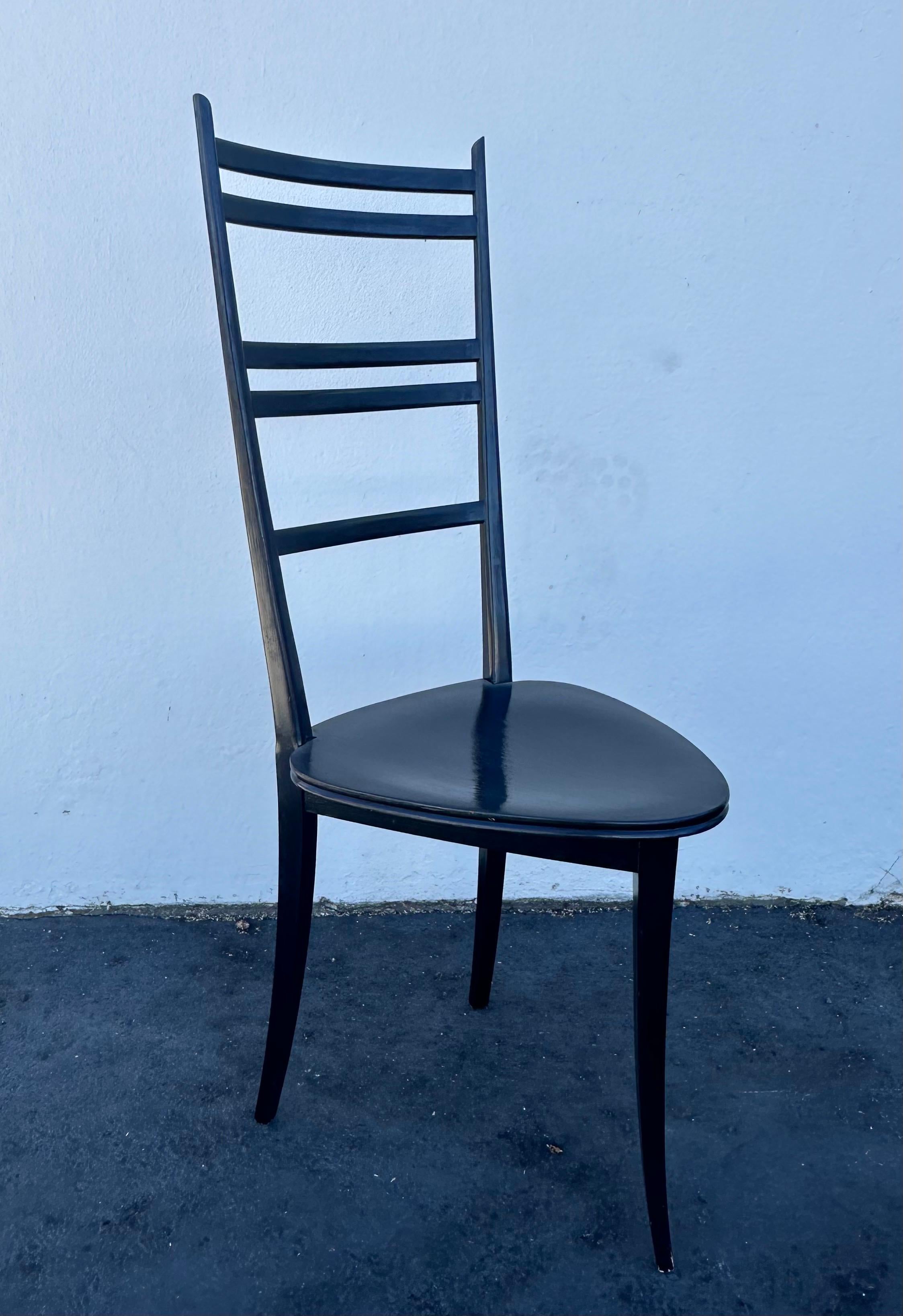Ensemble de quatre chaises à trois pieds dans le style de Gio Ponti en vente 1