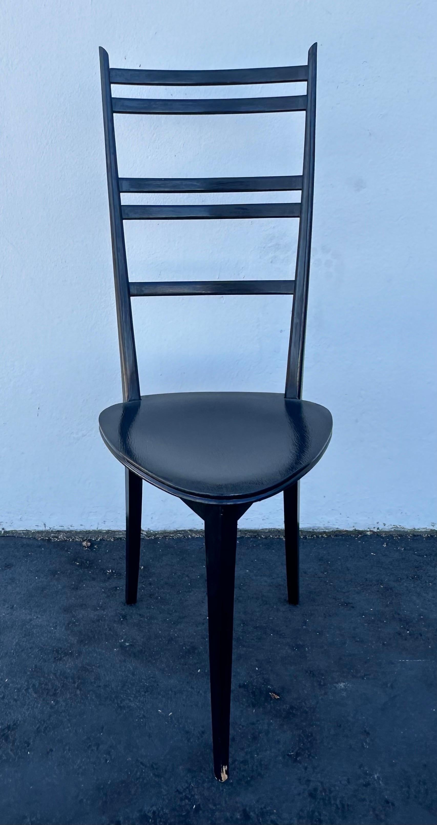 Ensemble de quatre chaises à trois pieds dans le style de Gio Ponti en vente 2