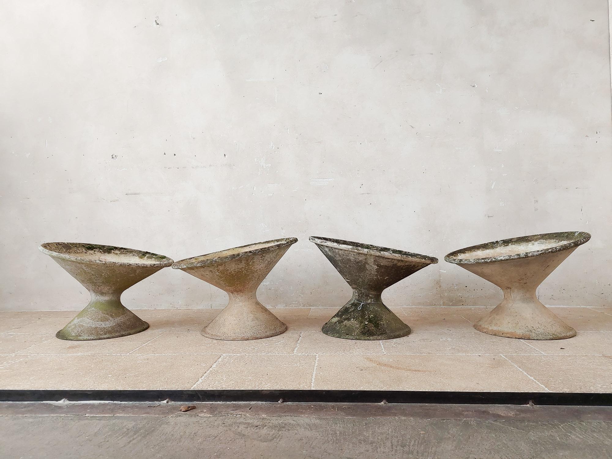 Mid-Century Modern Set of Four Tilted Concrete Planters by the Swiss Architect Willy Guhl, 1950s
