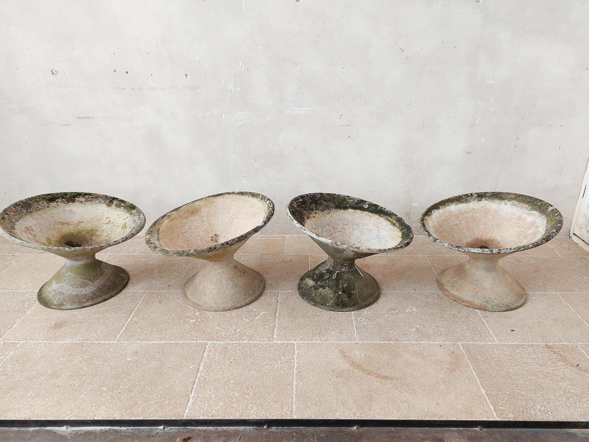 Set of Four Tilted Concrete Planters by the Swiss Architect Willy Guhl, 1950s In Good Condition In Baambrugge, NL