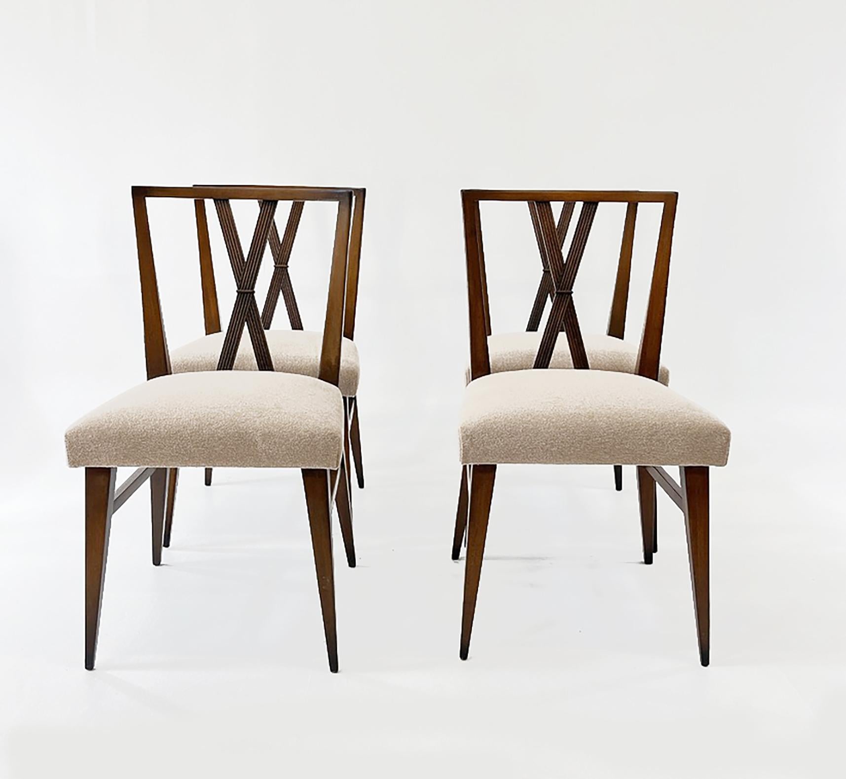 Ensemble de quatre chaises de salle à manger à dossier en X, au design élégant et intemporel, par Tommi Parzinger, vers les années 1950, pour Charak Modern. Châssis en acajou massif parfaitement remis à neuf et sièges rembourrés neufs.