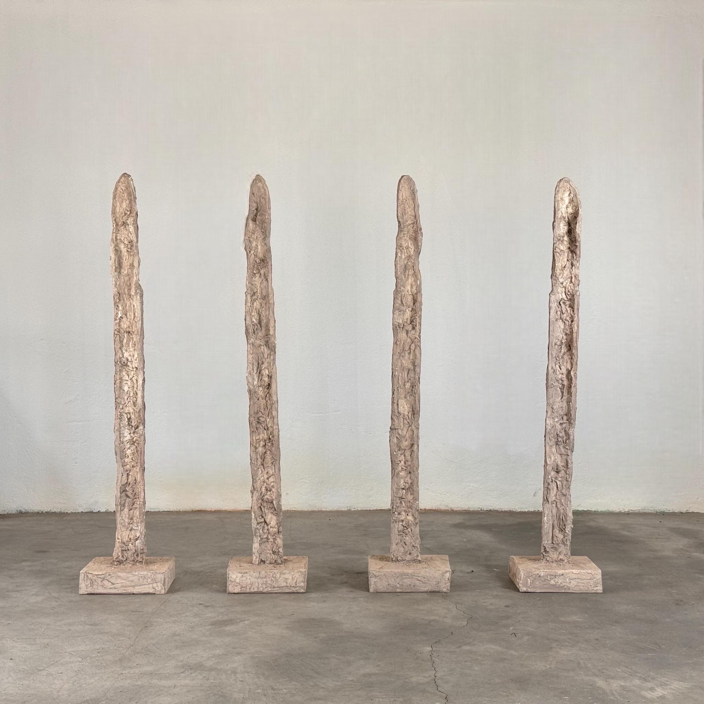 Scopri l'enigmatica bellezza dell'arte italiana della metà del secolo scorso con questo set di quattro sculture totem dell'elusivo artista Aldo Guarnieri, risalenti agli anni '60. Queste sculture totem rocciose si ergono maestose come stalagmiti in