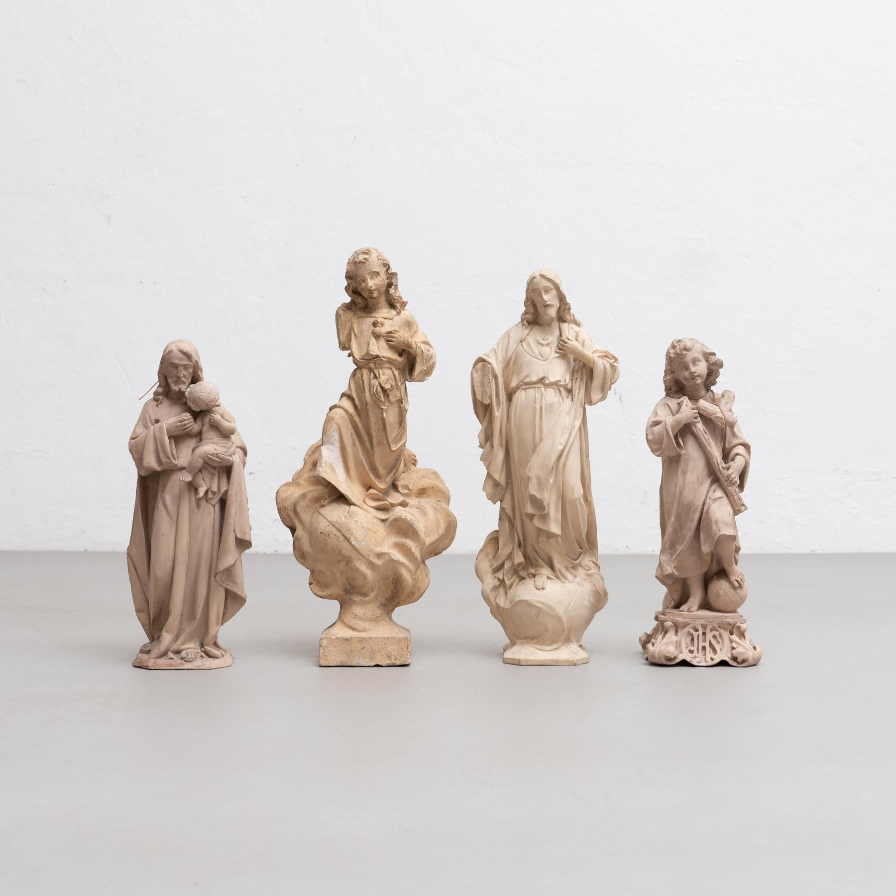 Ensemble de quatre figurines traditionnelles en plâtre, vers 1950 en vente 5