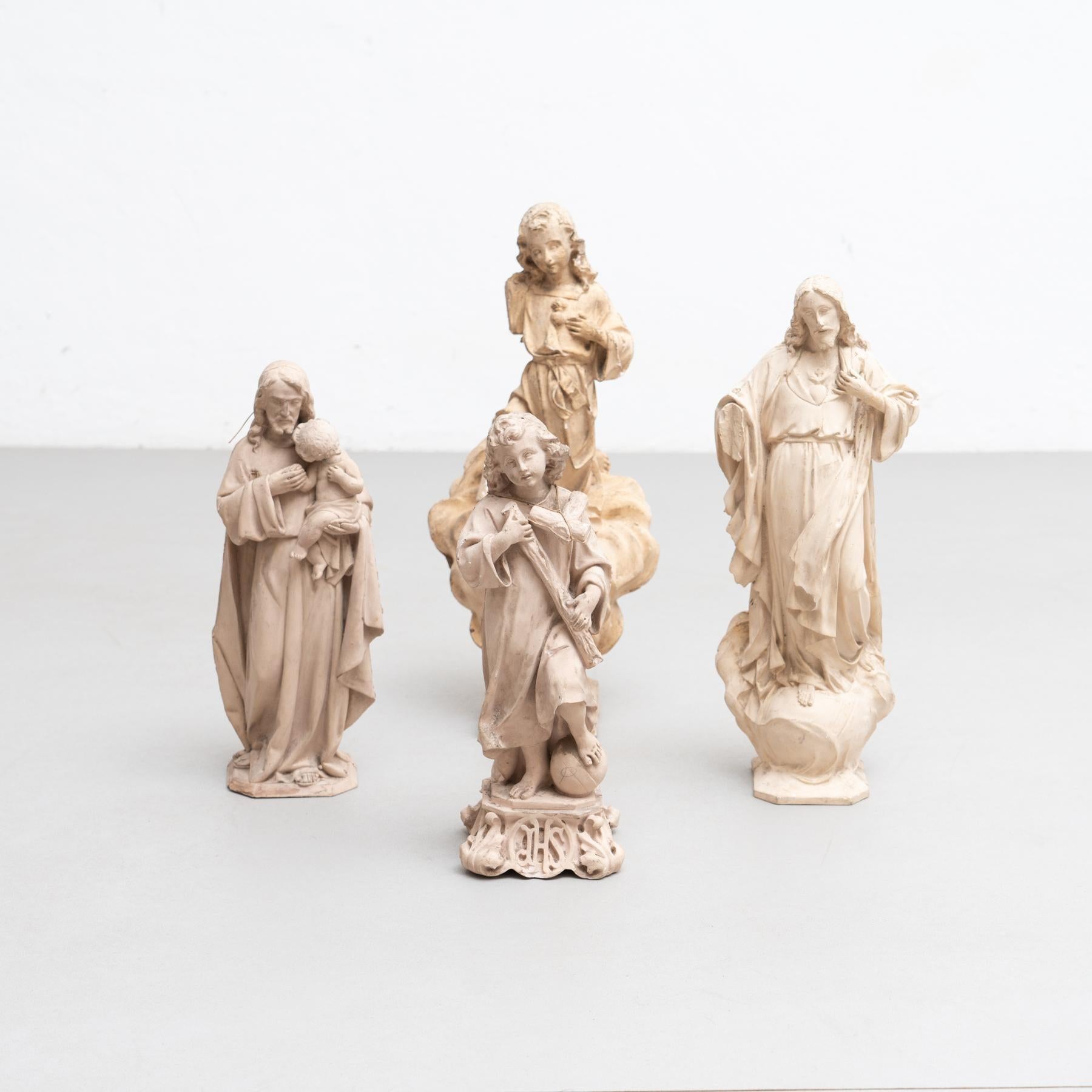 Ensemble de 4 figures religieuses traditionnelles en plâtre.  Fabriqué dans un atelier catalan traditionnel à Olot, en Espagne, vers 1950.  En état d'origine, avec une usure mineure conforme à l'âge et à l'utilisation, préservant une belle patine. 