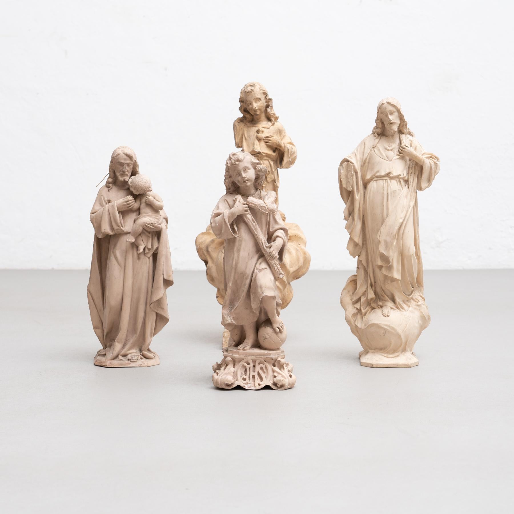 Moderne Ensemble de quatre figurines traditionnelles en plâtre, vers 1950 en vente