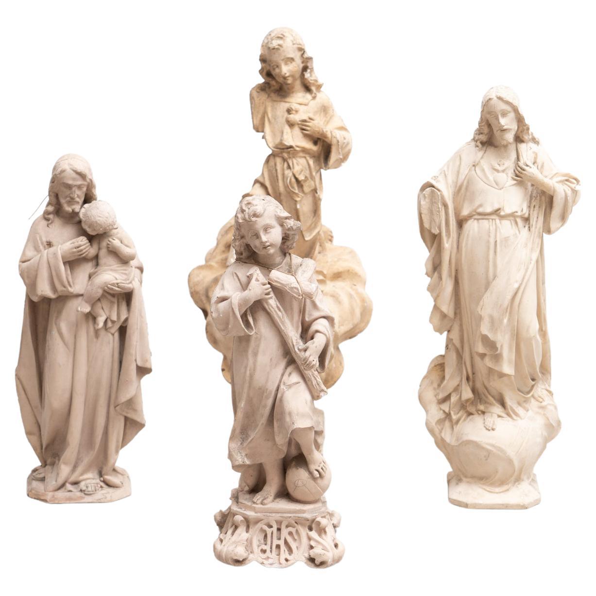 Ensemble de quatre figurines traditionnelles en plâtre, vers 1950