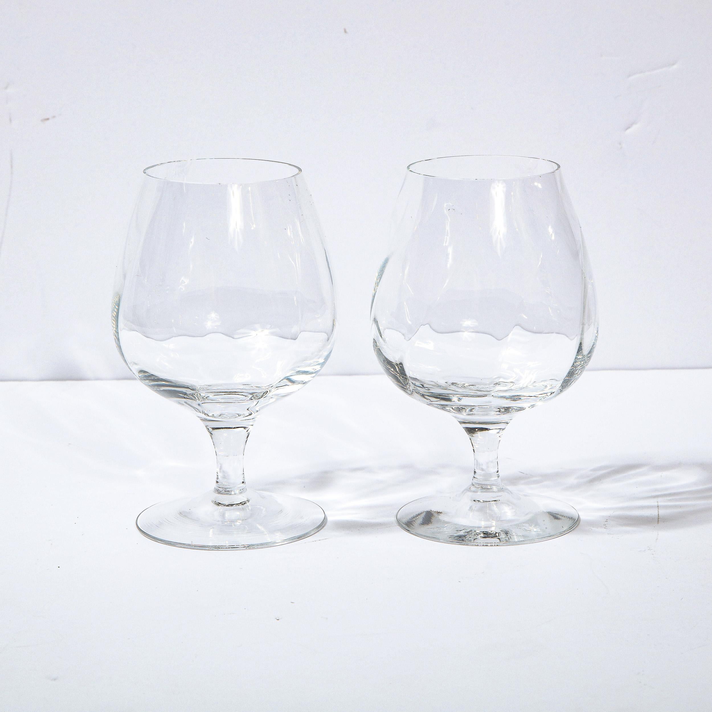 Questo splendido set di quattro bicchierini per brandy è stato realizzato dalla celebre azienda americana Tiffany & Co. Sono caratterizzati da basi circolari, steli cilindrici (che si svasano leggermente all'apice) e corpi arrotondati con sottili