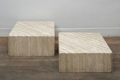 Ensemble de quatre éléments en travertin formant une ou plusieurs tables basses