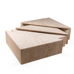 Ensemble de quatre éléments en travertin formant une ou plusieurs tables basses