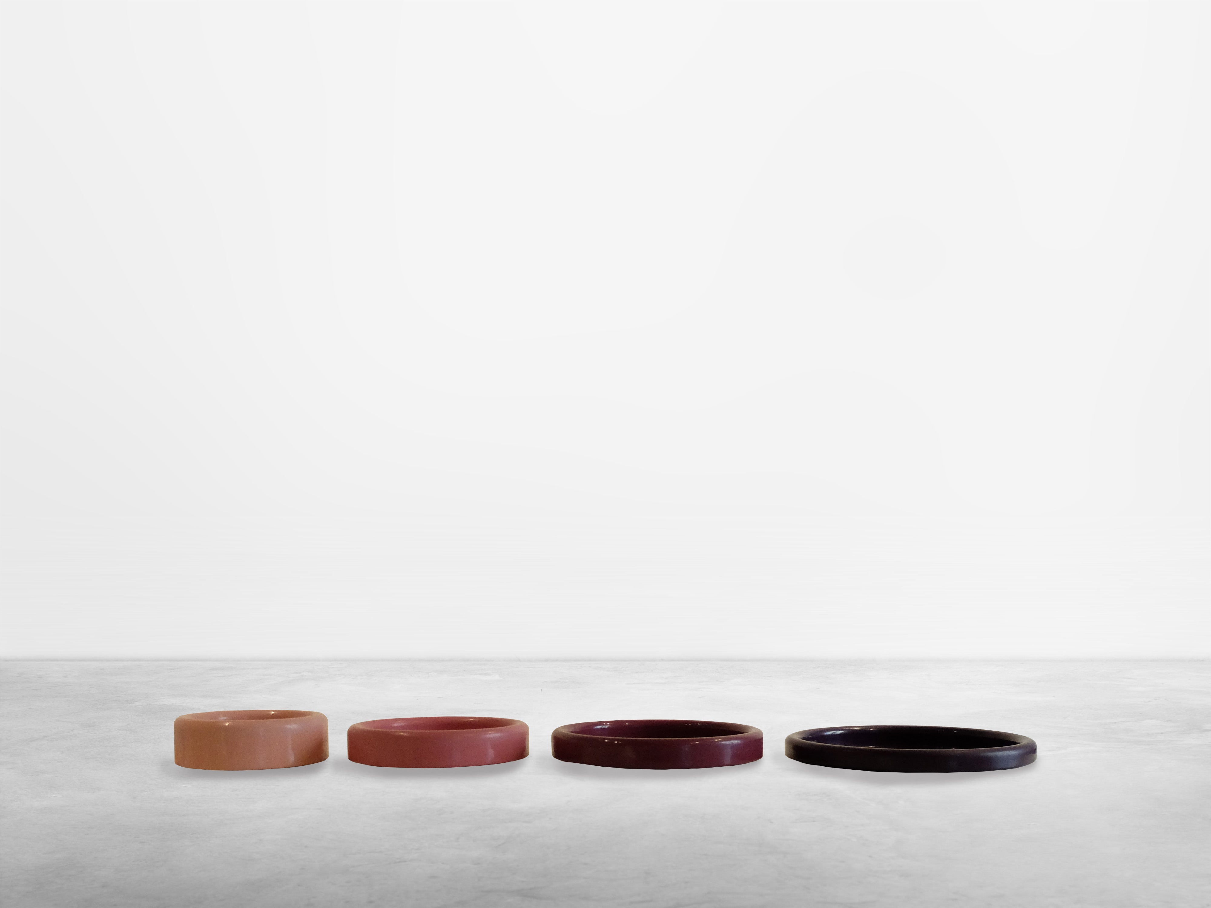 Set di quattro vassoi di Gianfranco Frattini per Progetti, 1970

Set di quattro vassoi colorati in metallo laccato. Queste opere, con le loro linee curve e minimali, possono essere utilizzate come ottimi contenitori per una varietà di piccoli