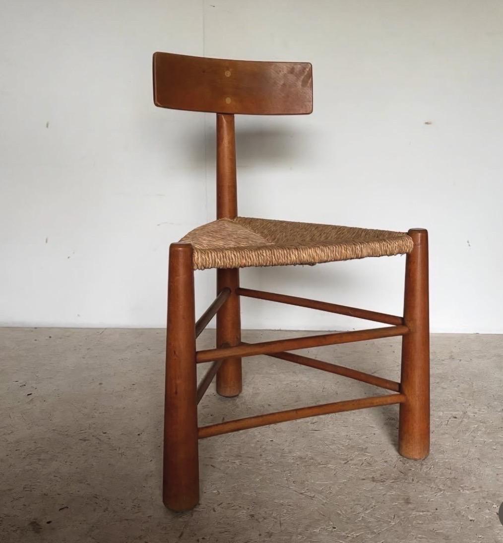 juego de cuatro sillas trípode de haya y paja