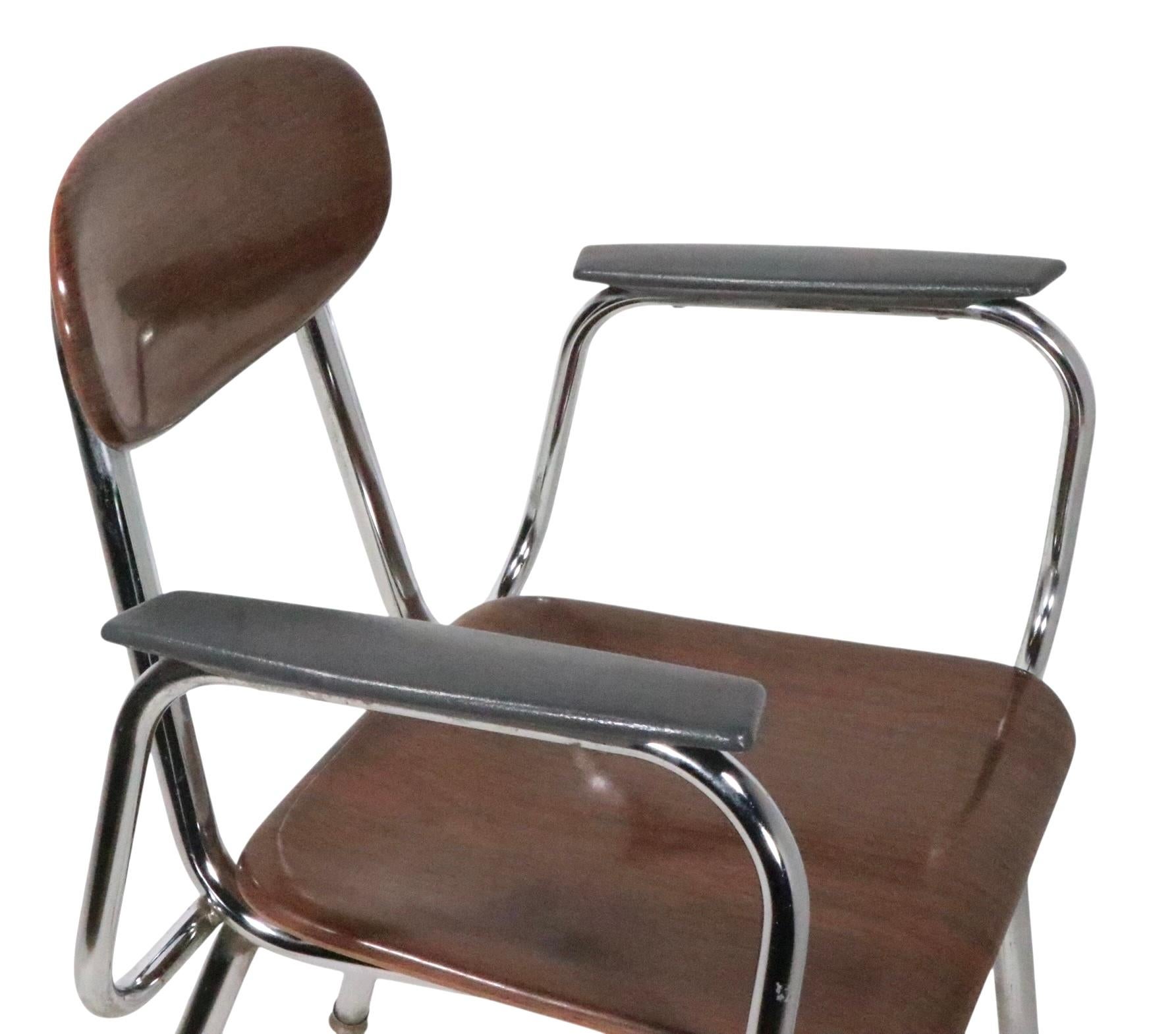Vierer-Set aus Chrom und Kunststoff  Mid Century Industrial School Stühle im Zustand „Gut“ im Angebot in New York, NY