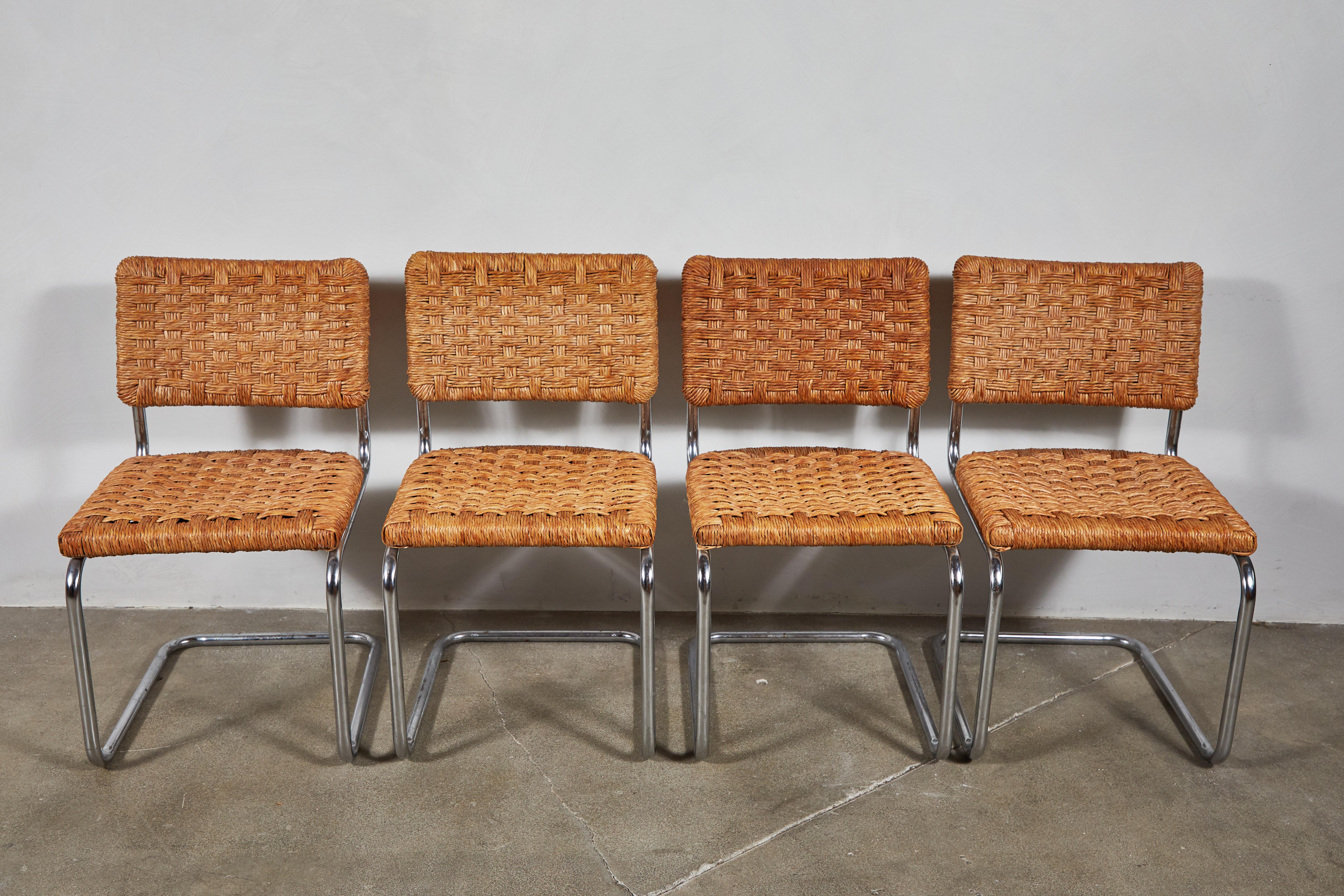 Satz von vier verchromten Rohrstühlen im Stil von Marcel Breuer mit geflochtener Rückenlehne und Sitzfläche.