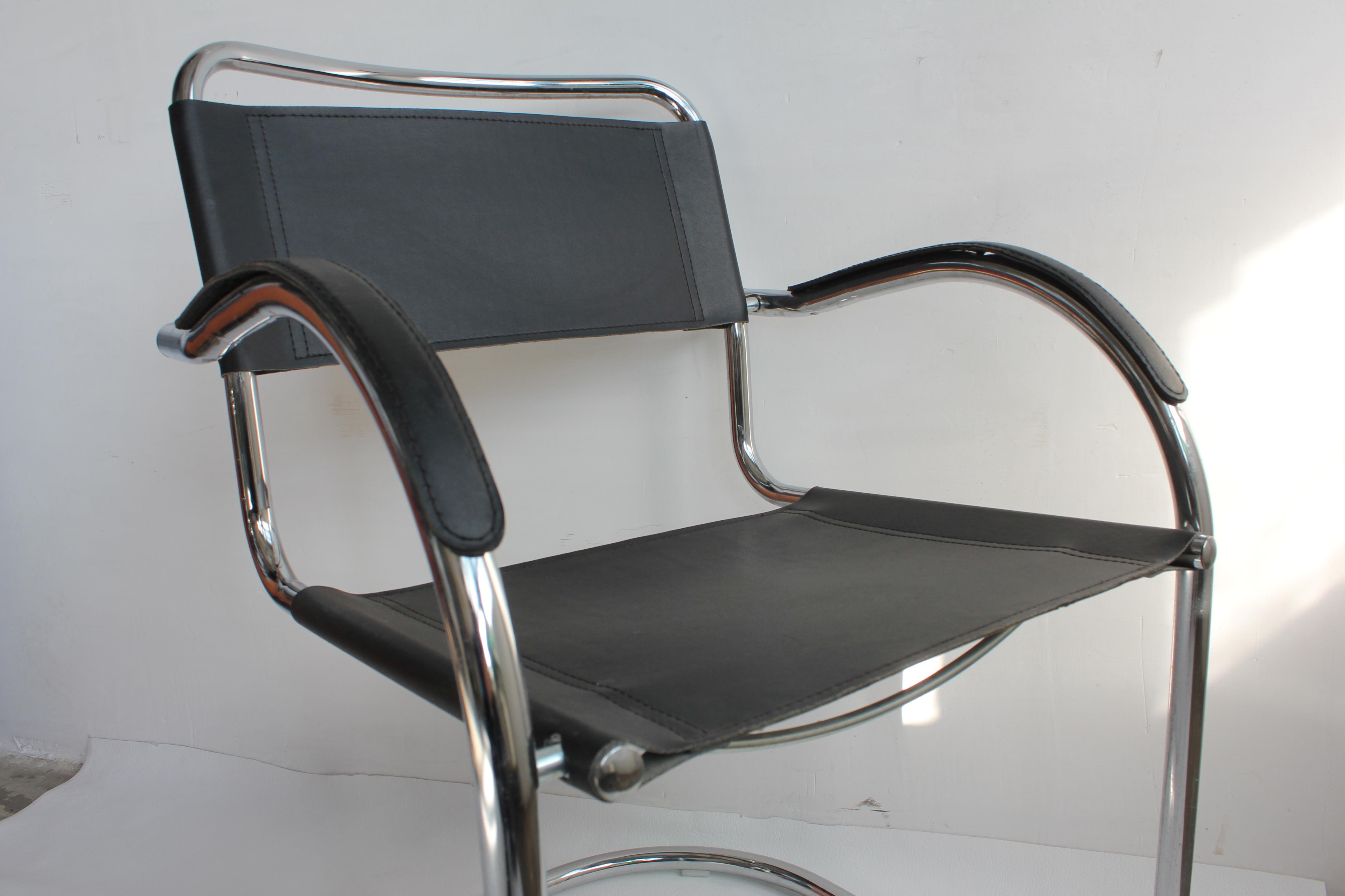 A beautiful set of four dining chairs made by Matteo Grassi, Italy.
The chairs have tubular titanium look steel frames with sturdy black leather seating and back and armrest.
The chairs are in a very nice condition.
Period 1980s.
Dimensions: H