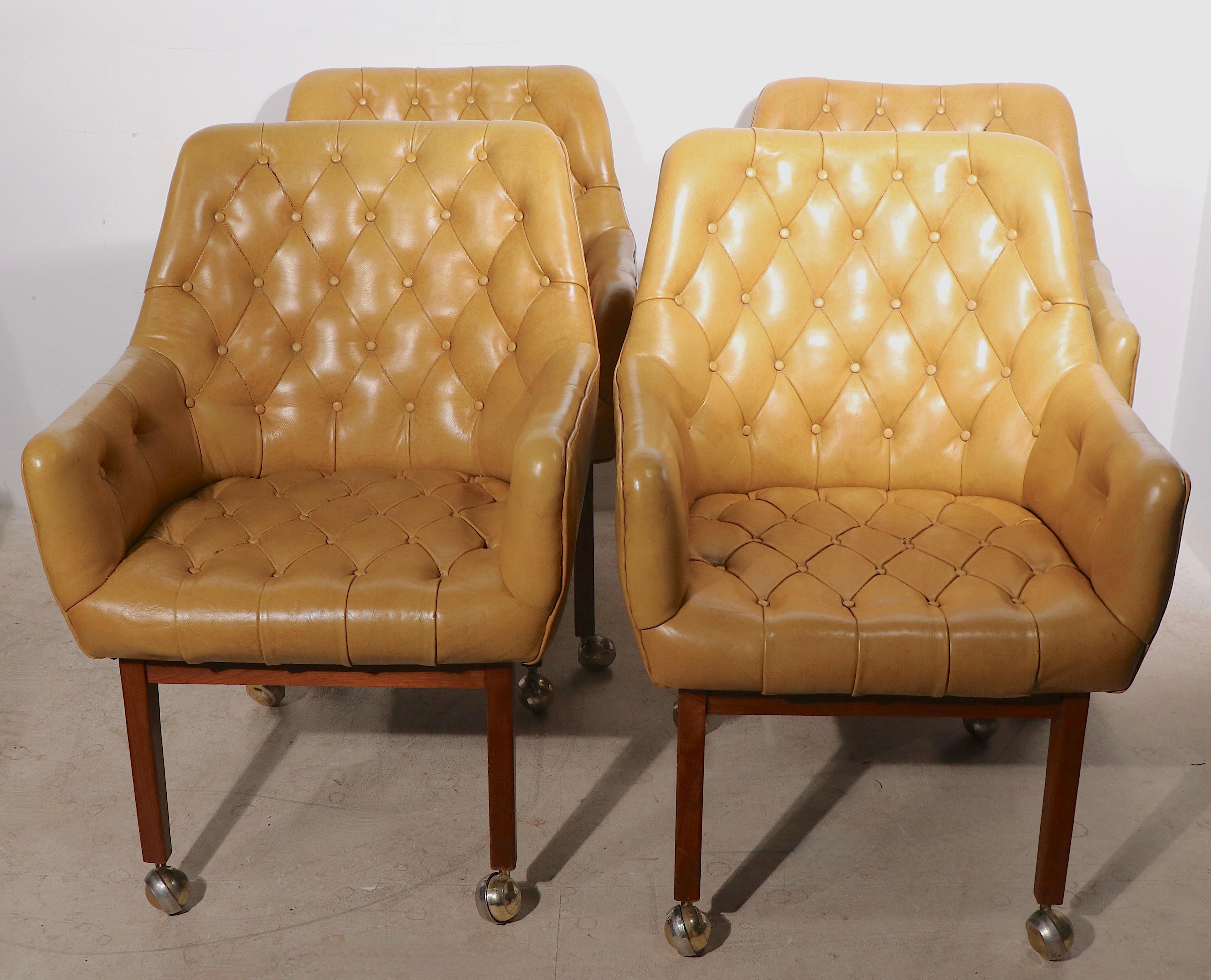 Schicke Sitzgruppe mit vier getufteten Lederwannenstühlen des bekannten Möbelherstellers B. L. Marble. Die Stühle haben einen ledernen Schalensitz, der von einem Massivholzsockel getragen wird, und Beine auf originalen Kugelrollenfüßen. Alle sind