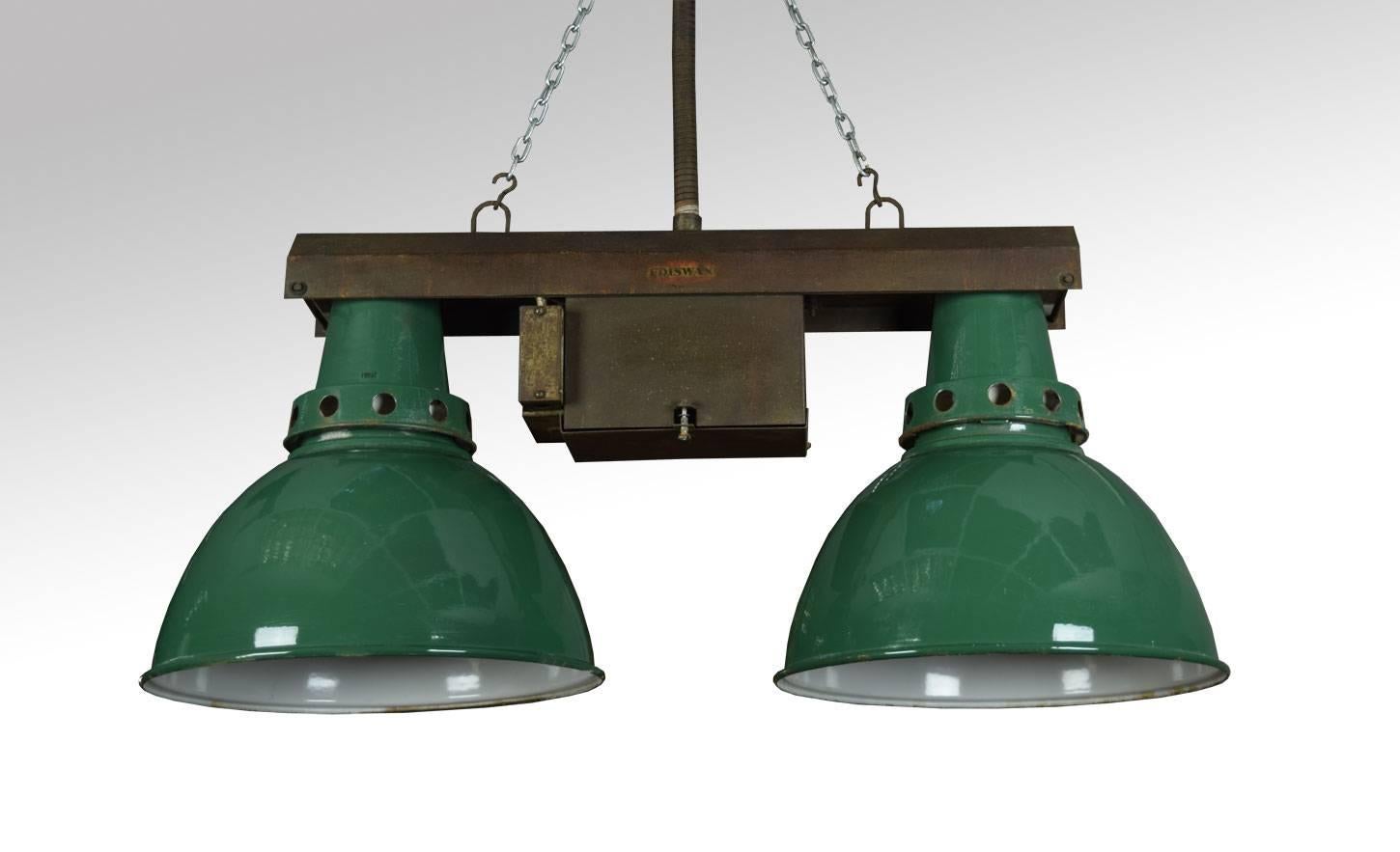 Satz von vier Vintage-Industrieleuchten mit zwei Metallrahmen über zwei grün emaillierten Reflektoren (unverdrahtet).

Abmessungen:

Höhe 17,5 Zoll.

Breite 39 Zoll.

Tiefe 16 Zoll.