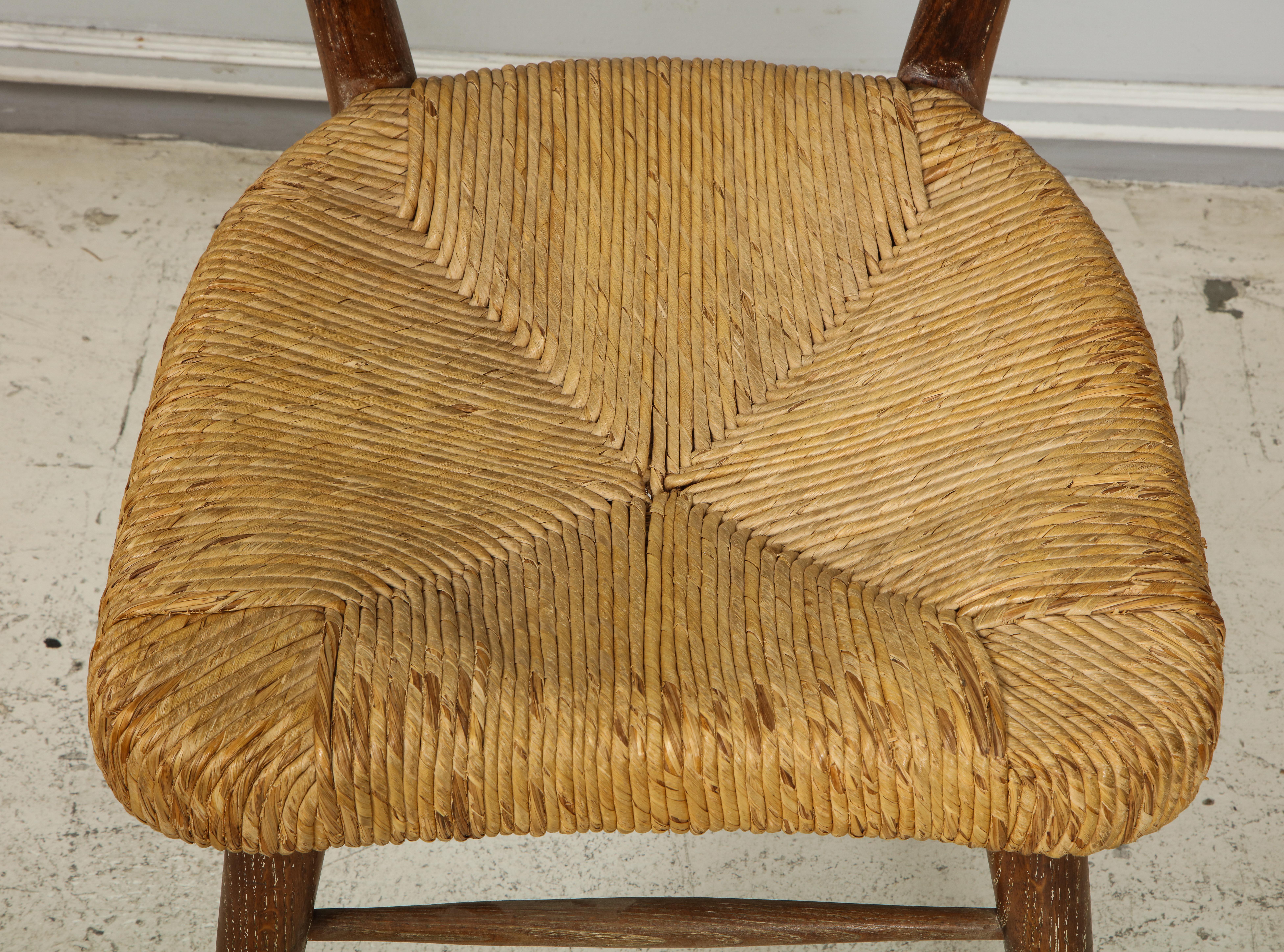 Set aus vier italienischen Eichenholzstühlen aus der Mitte des Jahrhunderts mit Binsen-Sitzen im Angebot 2