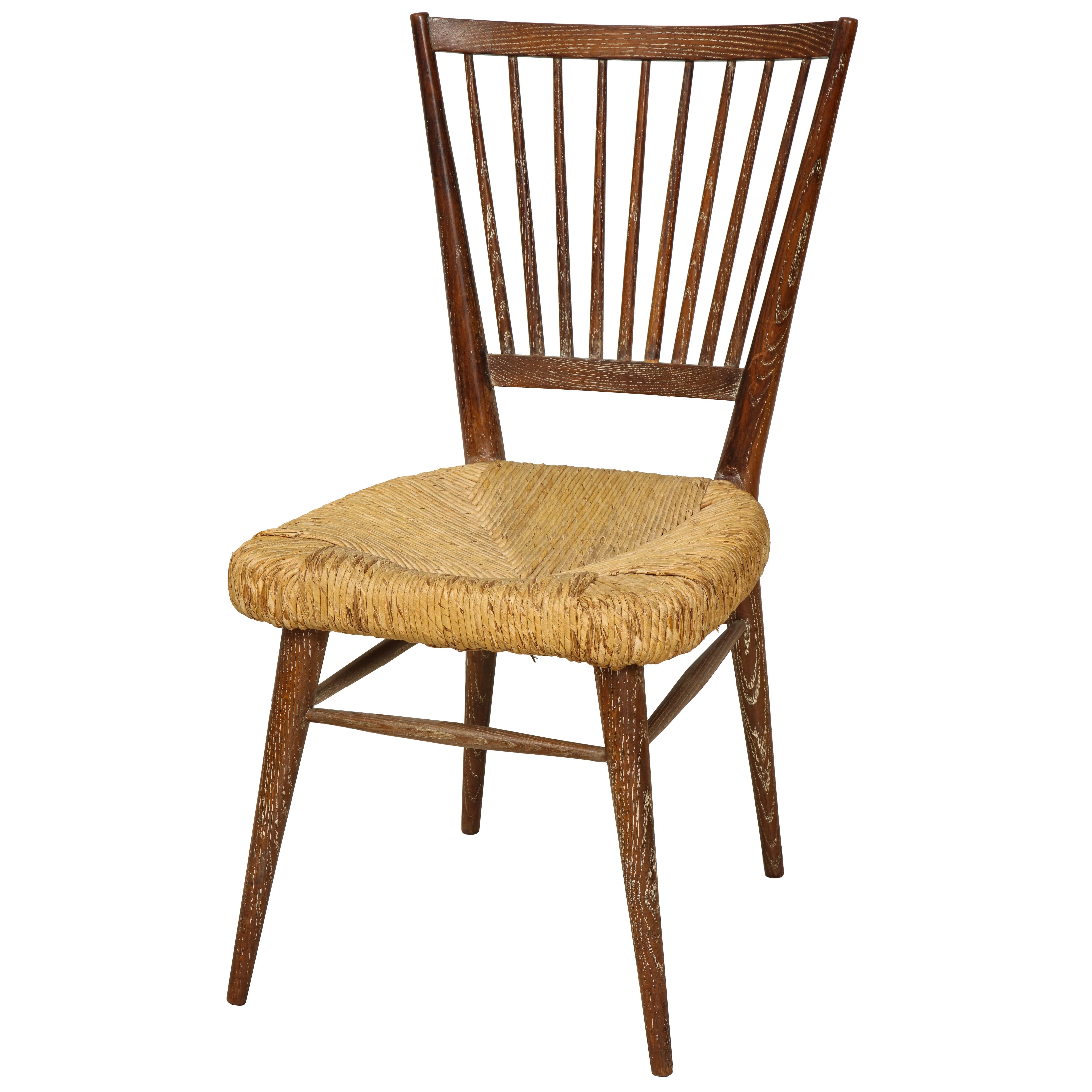 Ensemble de quatre chaises italiennes du milieu du siècle en chêne cérusé avec sièges en jonc.
