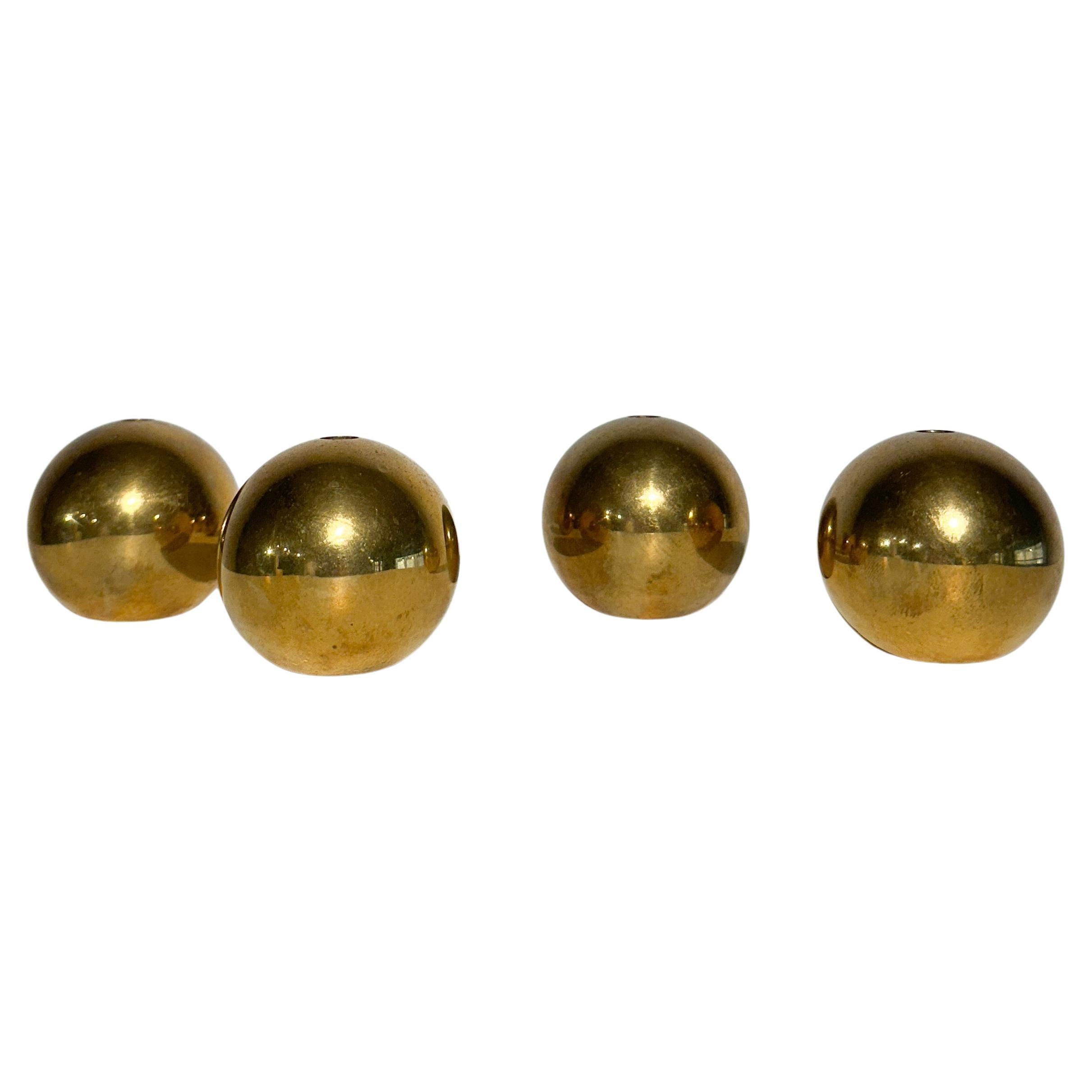 Satz von vier Vallonmässing Kerzenständer Messing Ball Schweden 1983 (Moderne der Mitte des Jahrhunderts) im Angebot
