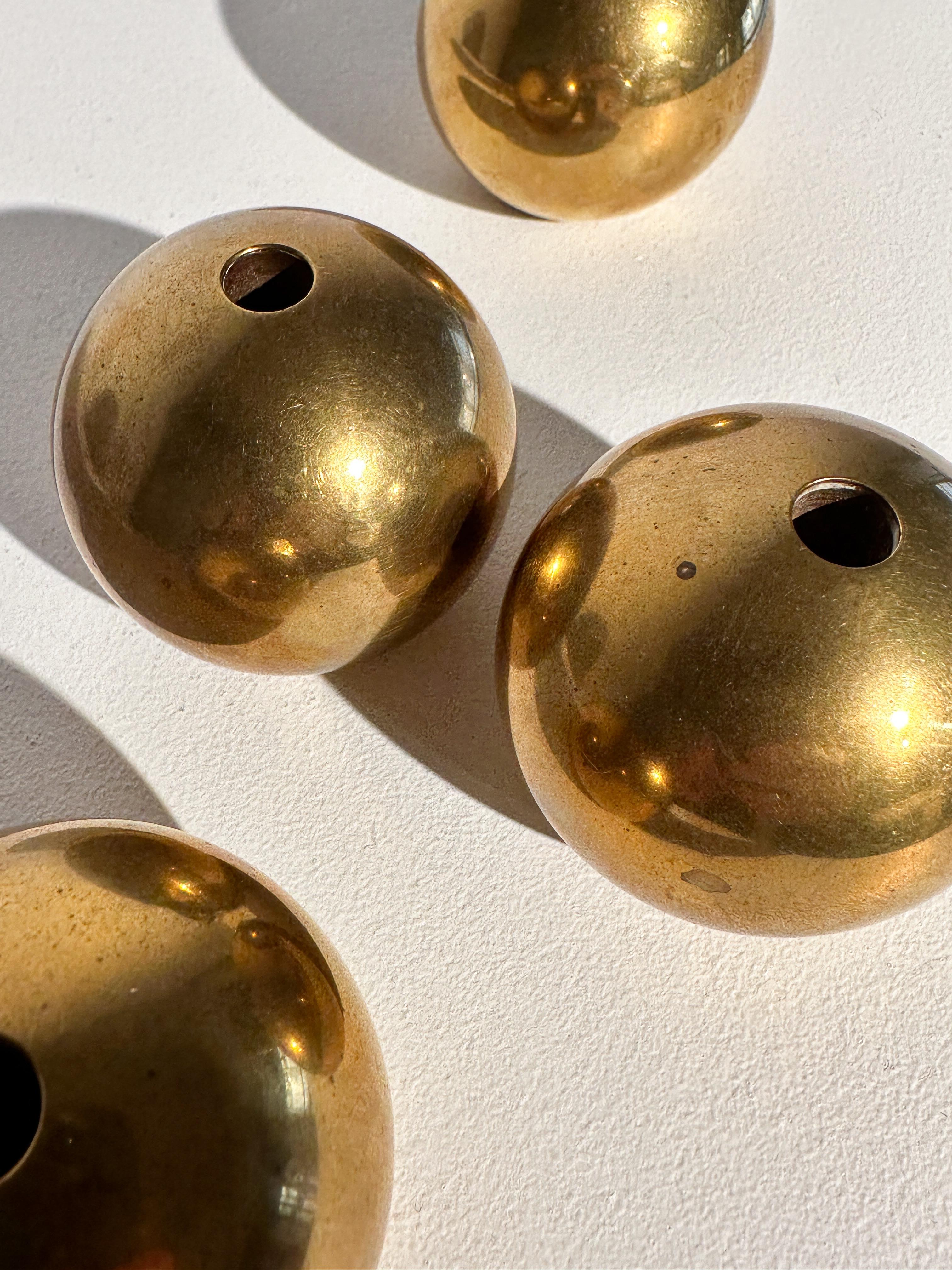 Satz von vier Vallonmässing Kerzenständer Messing Ball Schweden 1983 im Zustand „Gut“ im Angebot in Basel, BS