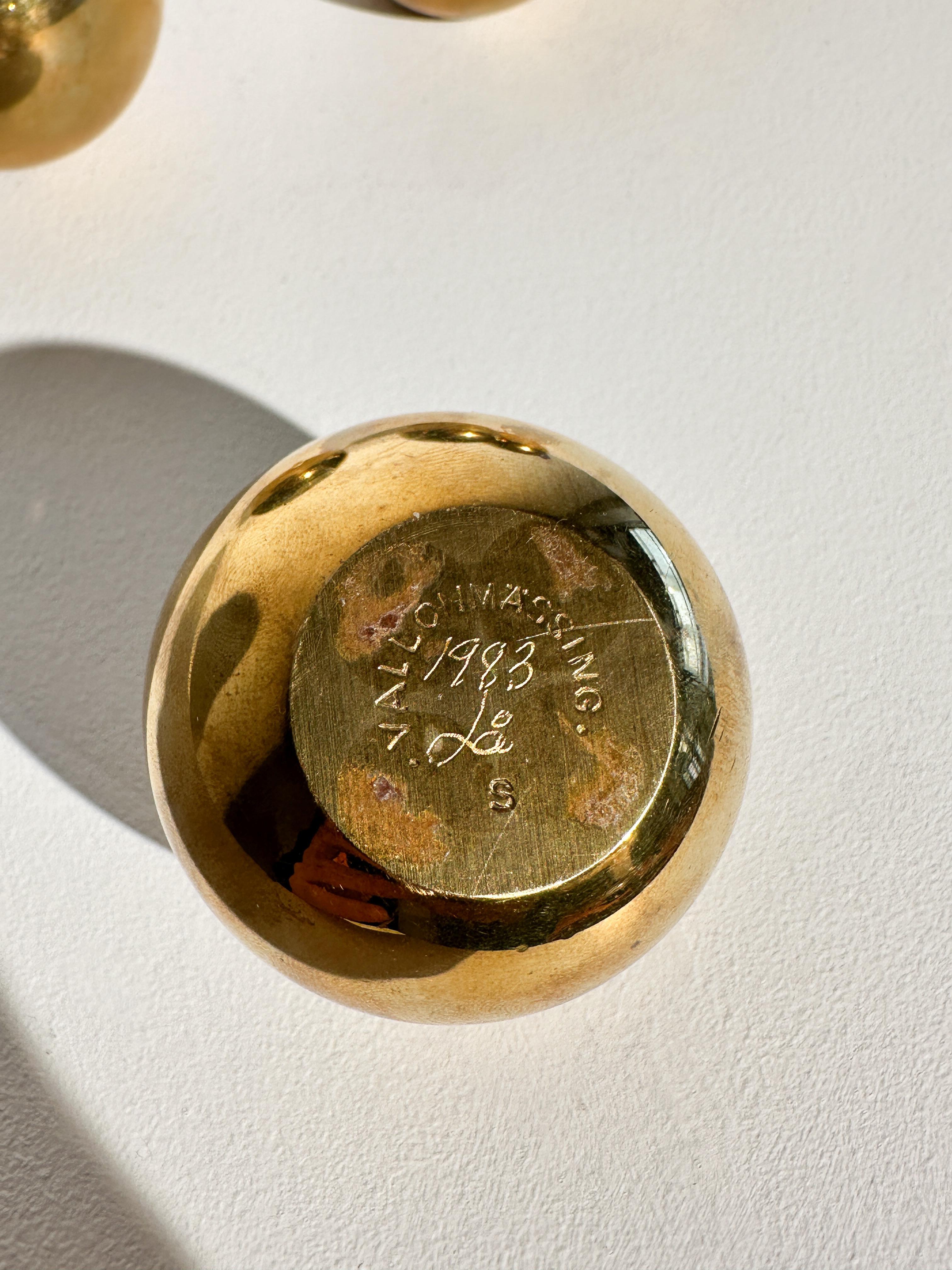 Satz von vier Vallonmässing Kerzenständer Messing Ball Schweden 1983 (Ende des 20. Jahrhunderts) im Angebot